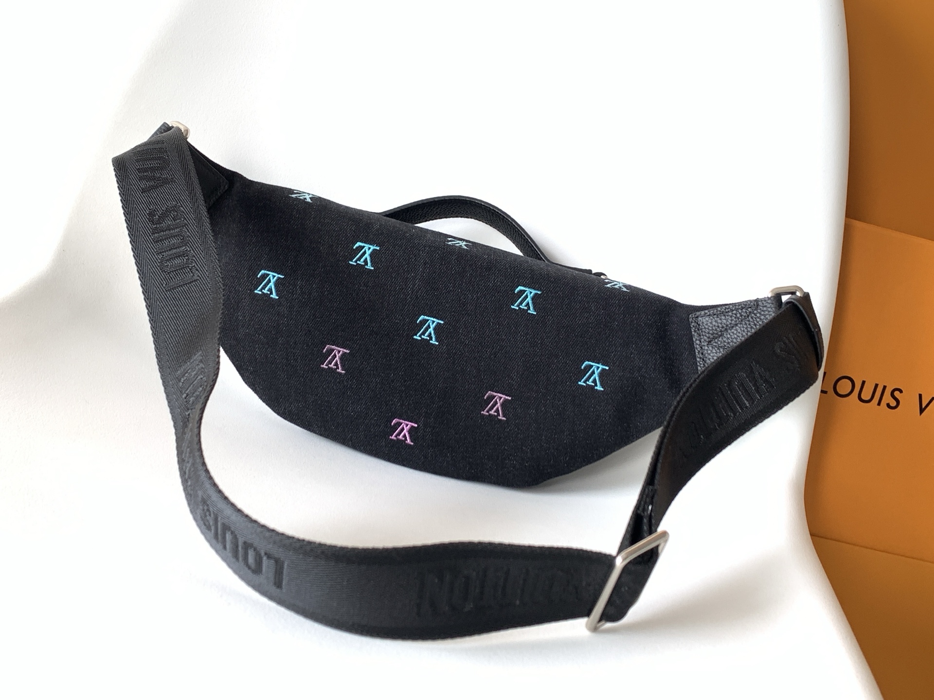 LV原單黑丹寧刺繡腰包 潮流休閒時尚男女兼用款｜歐美奢侈品精品推薦