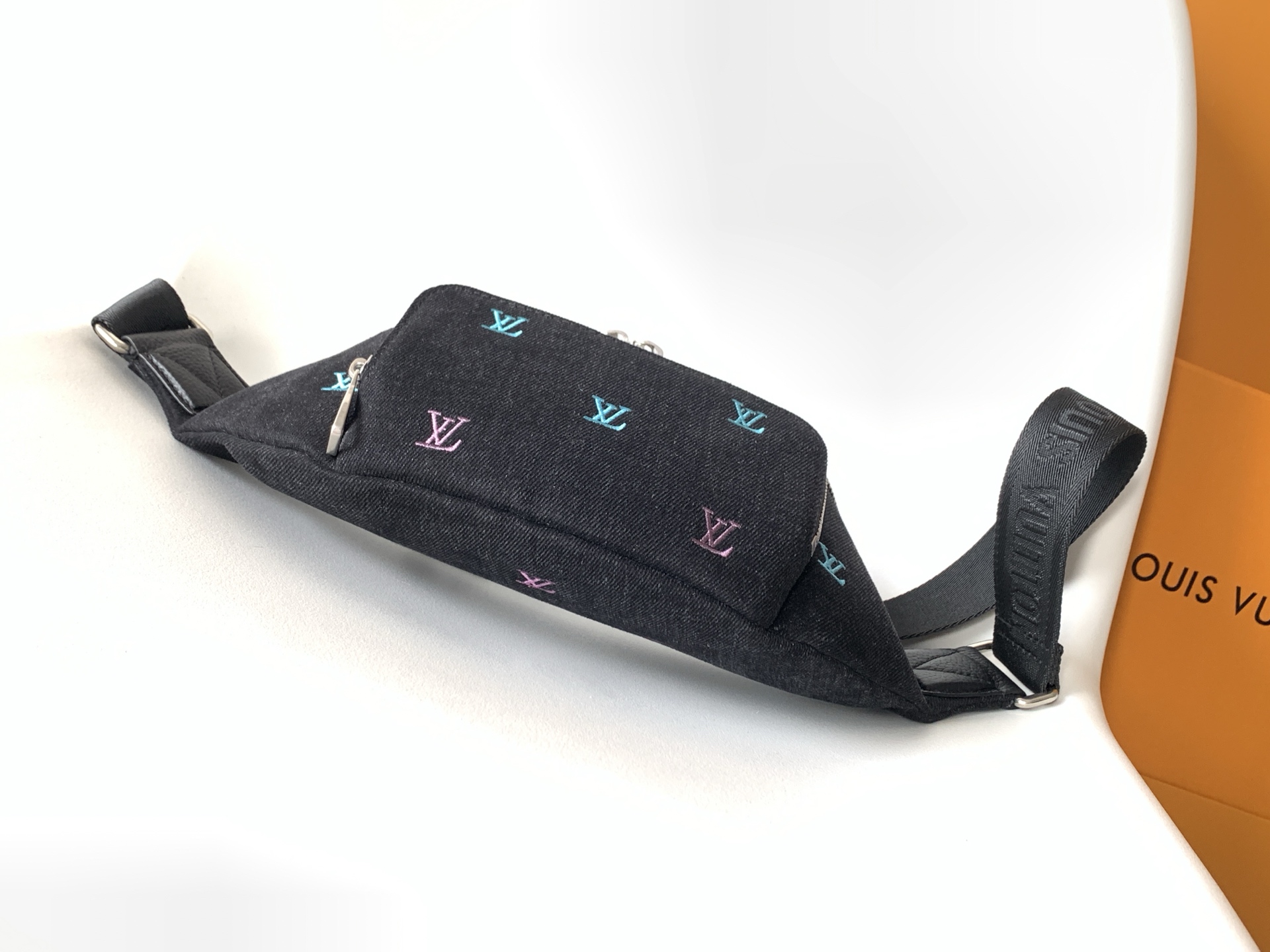 LV原單黑丹寧刺繡腰包 潮流休閒時尚男女兼用款｜歐美奢侈品精品推薦