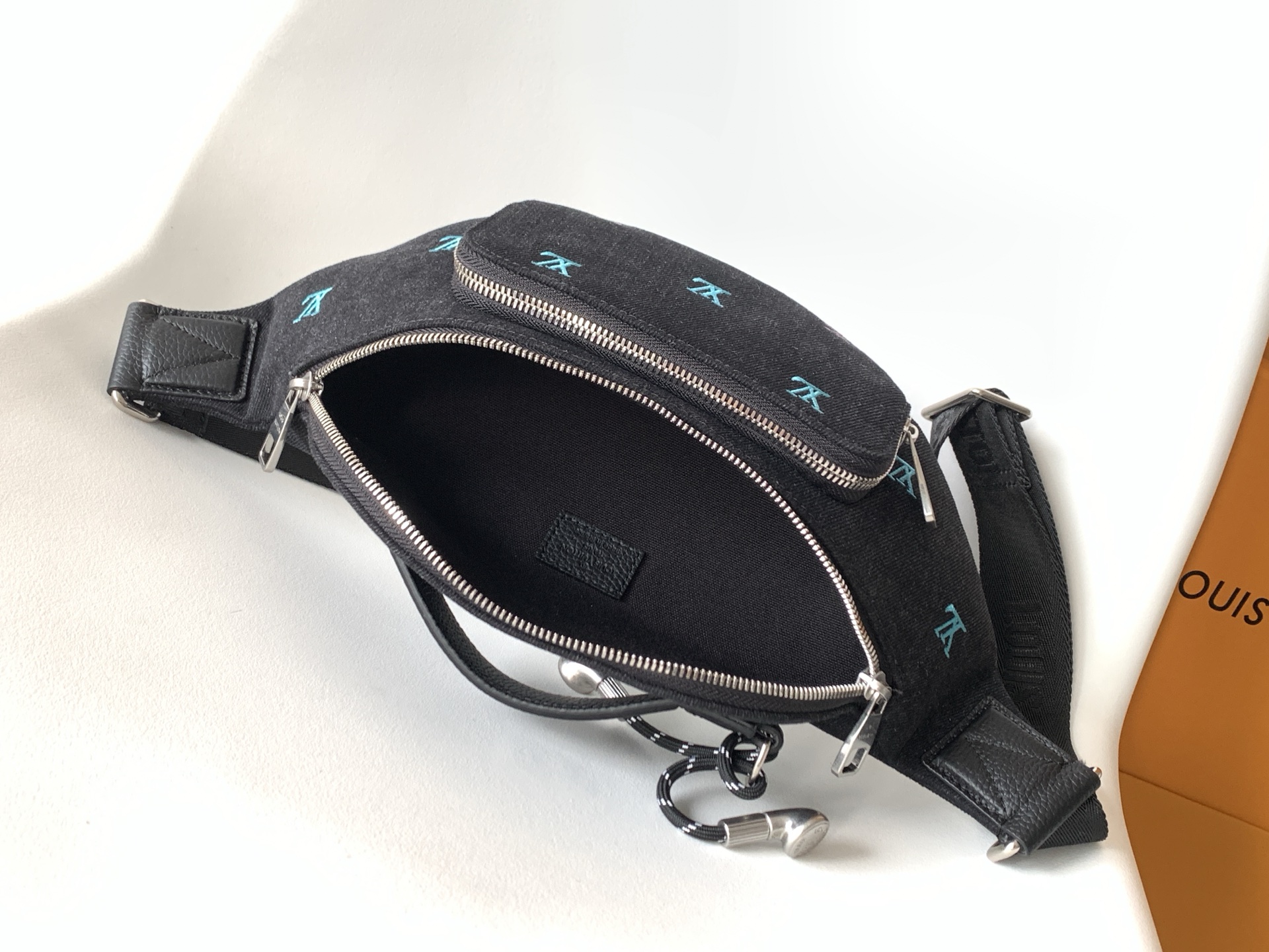 LV原單黑丹寧刺繡腰包 潮流休閒時尚男女兼用款｜歐美奢侈品精品推薦