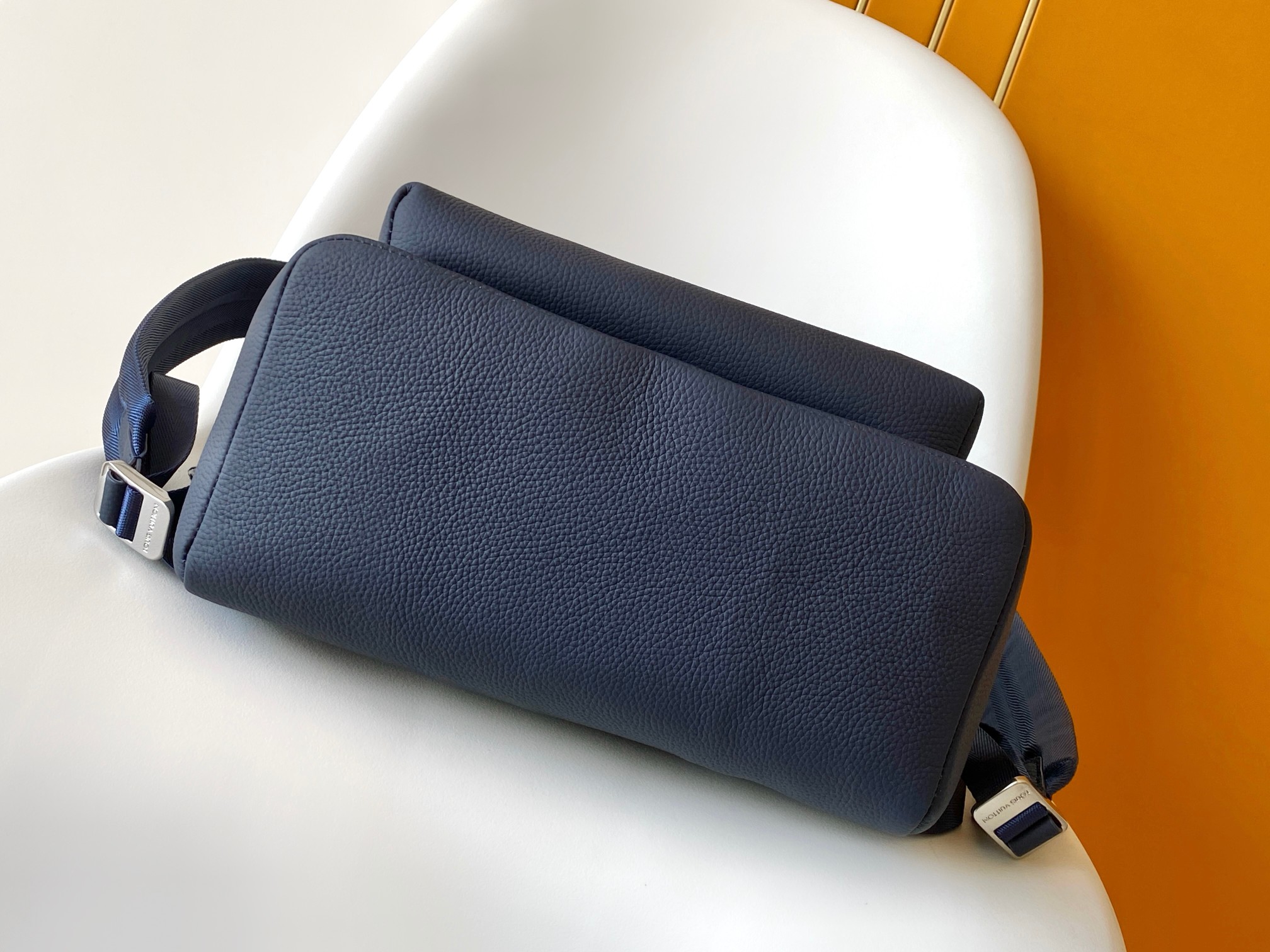 LV A貨藍色皮革後背包 簡約大容量商務設計｜歐美奢侈品精品推薦