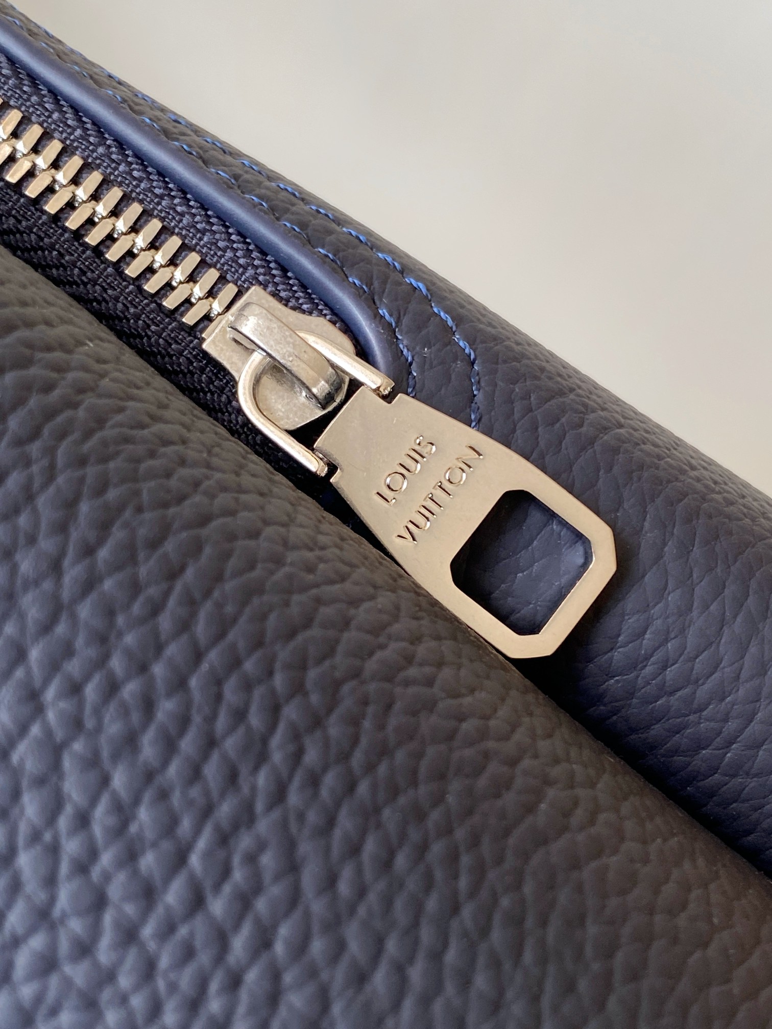 LV A貨藍色皮革後背包 簡約大容量商務設計｜歐美奢侈品精品推薦