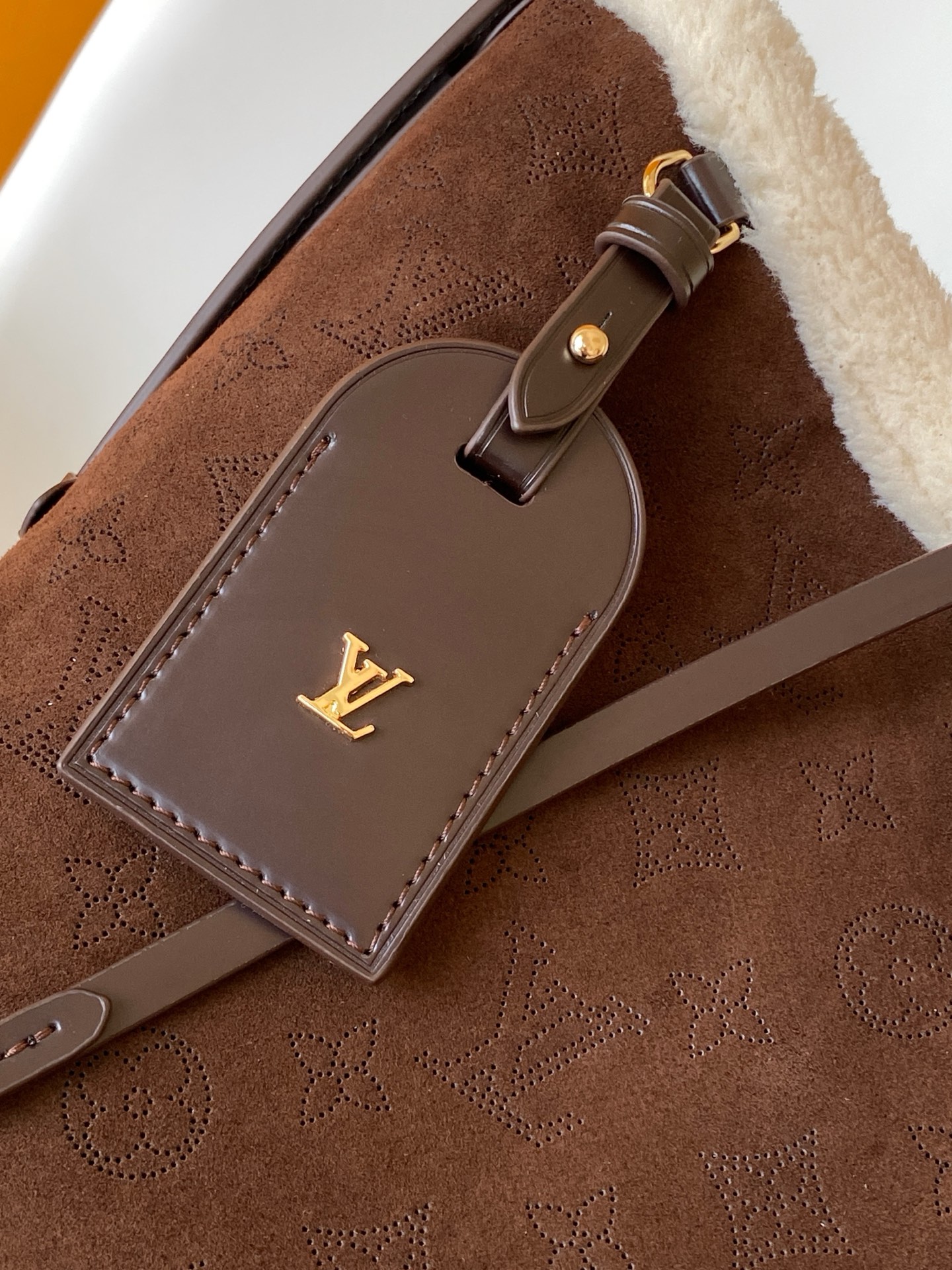 LV一比一麂皮羊羔絨拼接肩背包 冬季限定質感款｜歐美奢侈品精品推薦