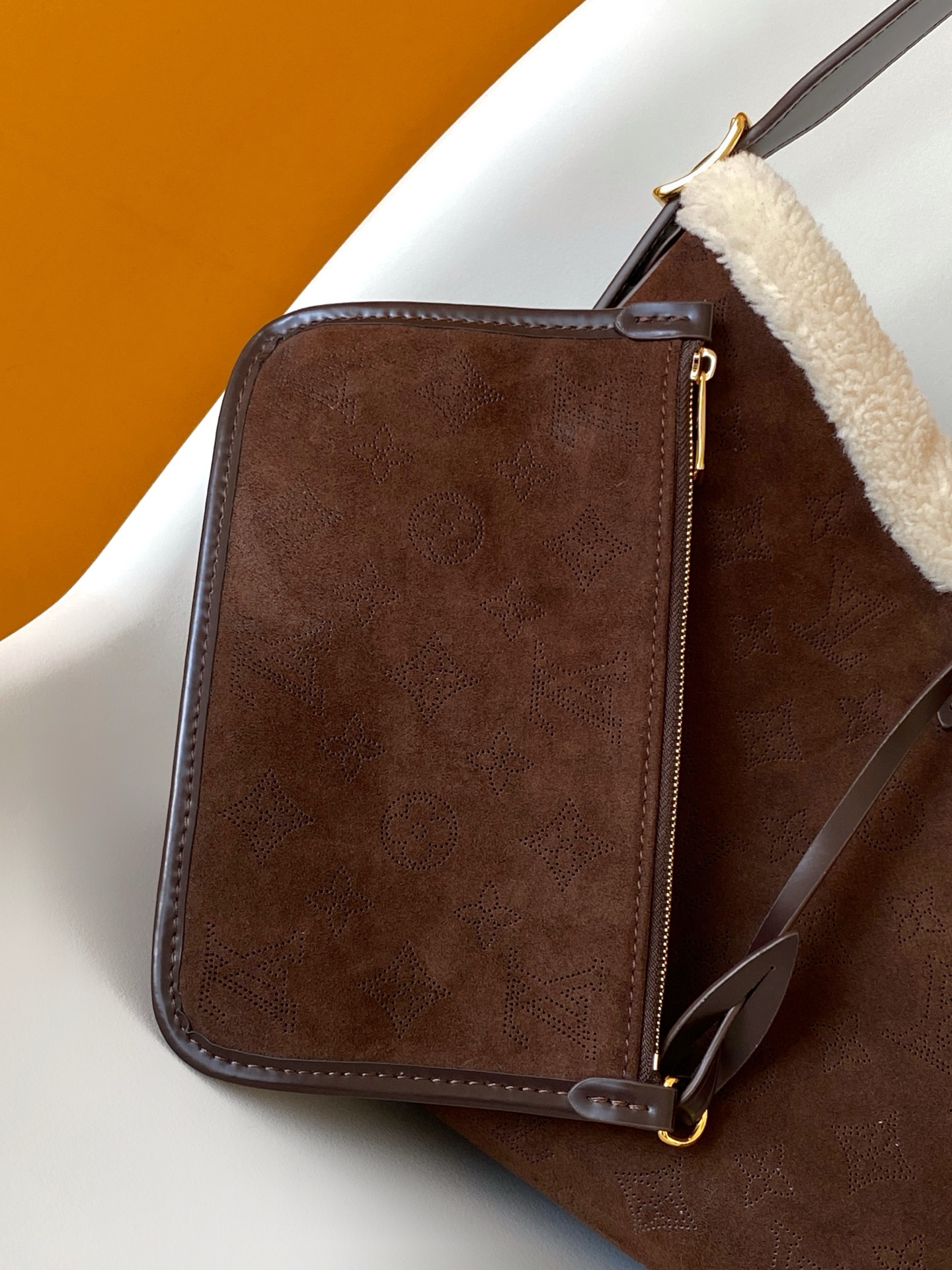 LV一比一麂皮羊羔絨拼接肩背包 冬季限定質感款｜歐美奢侈品精品推薦