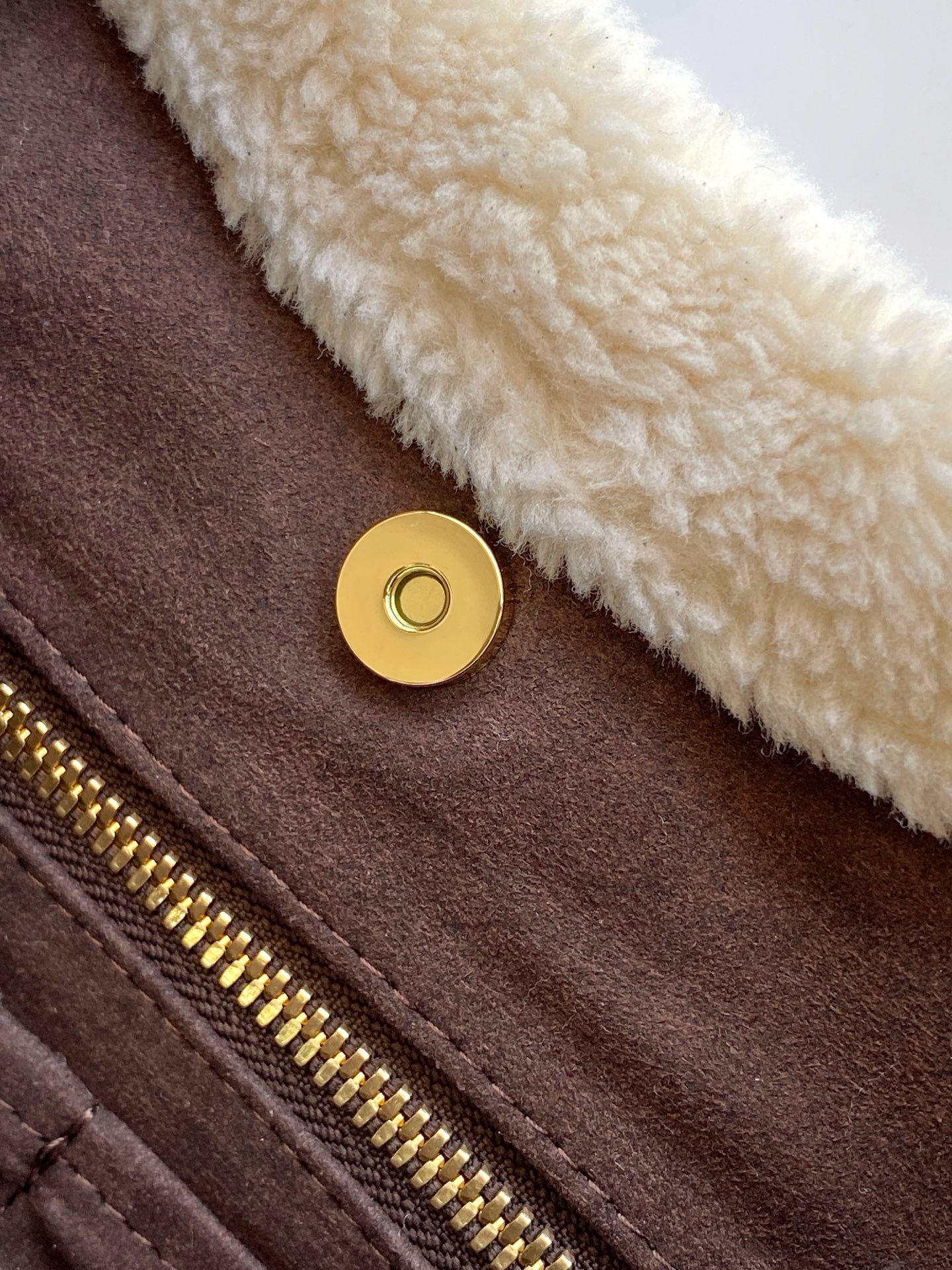 LV一比一麂皮羊羔絨拼接肩背包 冬季限定質感款｜歐美奢侈品精品推薦