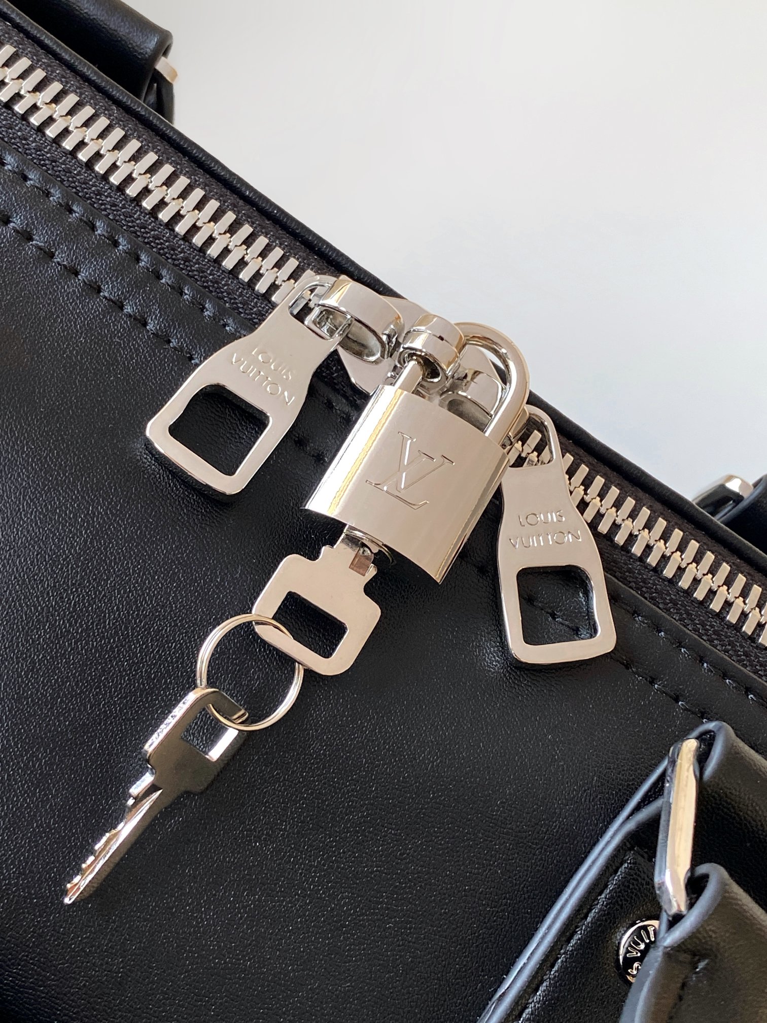 LV高仿黑色旅行袋 大容量商務出行首選｜歐美奢侈品精品推薦