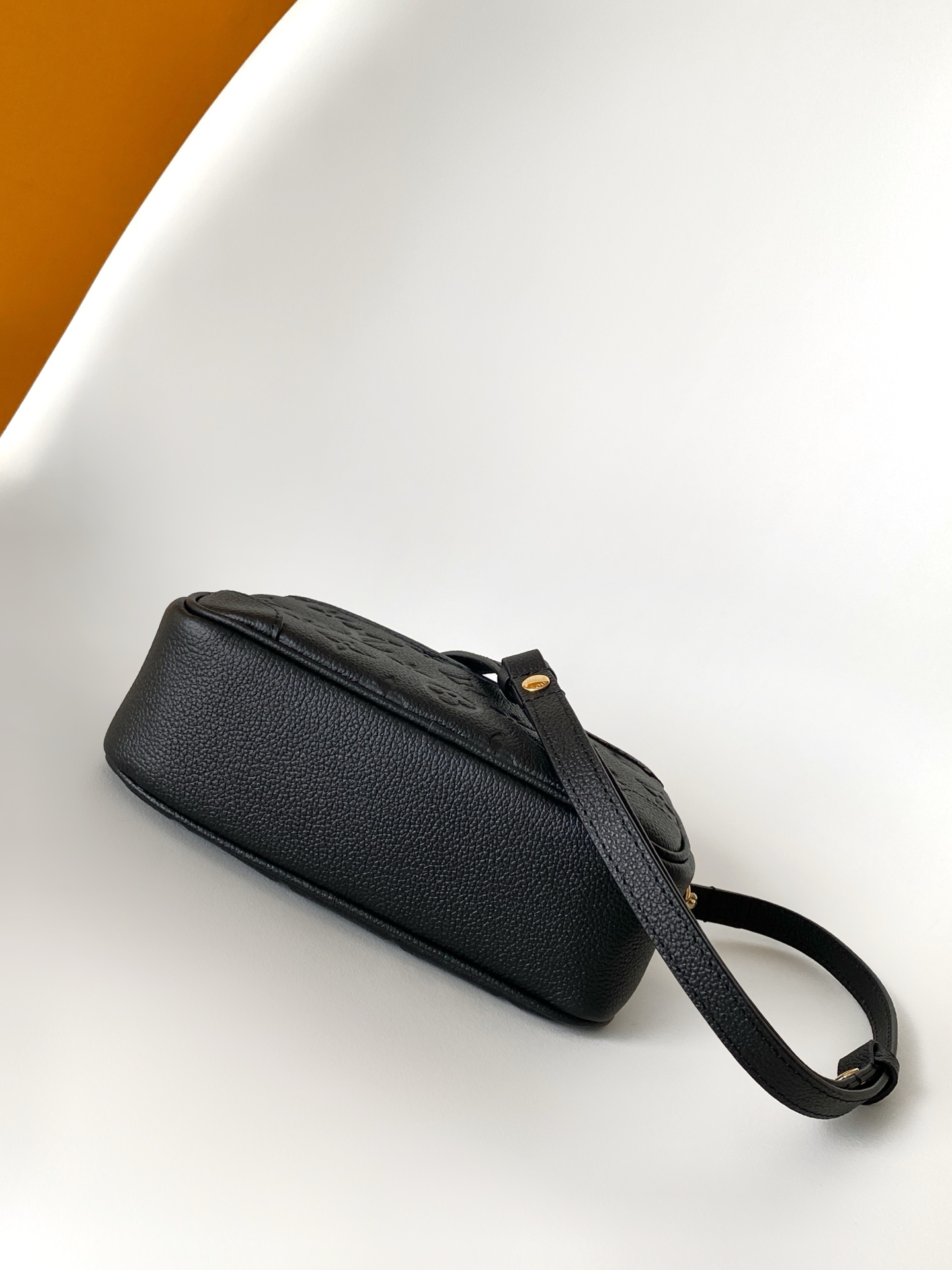 LV原單黑色壓花相機包 小巧百搭精品包｜歐美奢侈品精品推薦