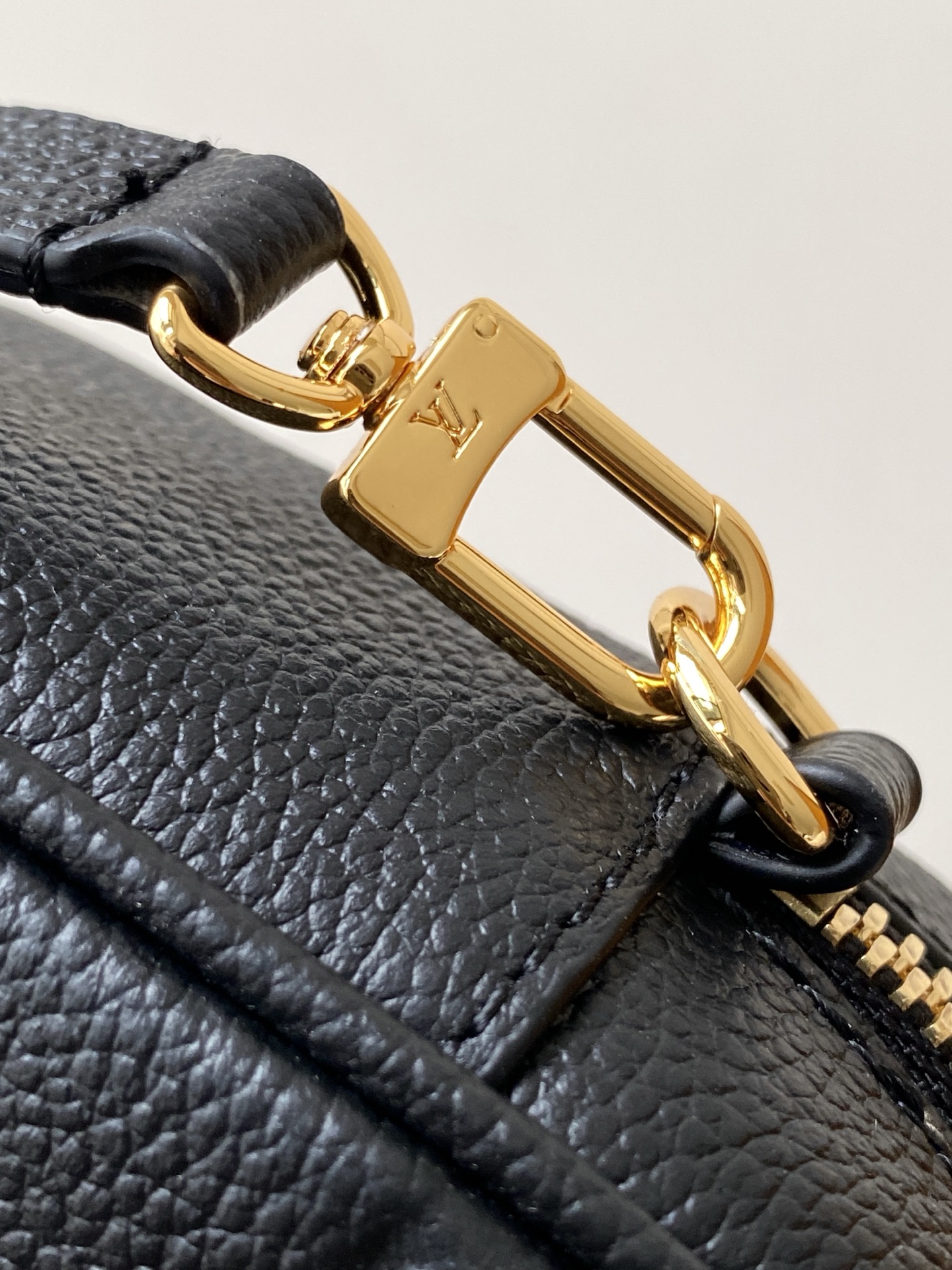 LV原單黑色壓花相機包 小巧百搭精品包｜歐美奢侈品精品推薦