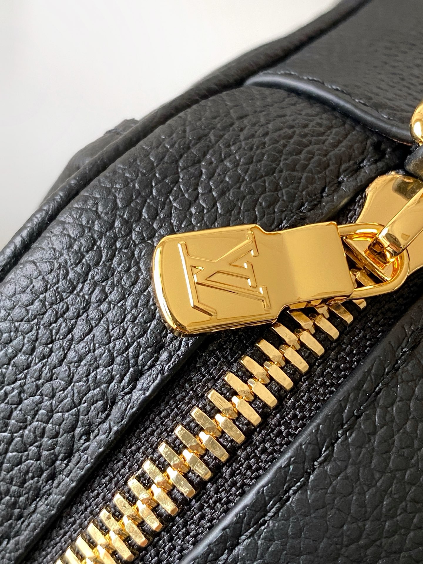 LV原單黑色壓花相機包 小巧百搭精品包｜歐美奢侈品精品推薦