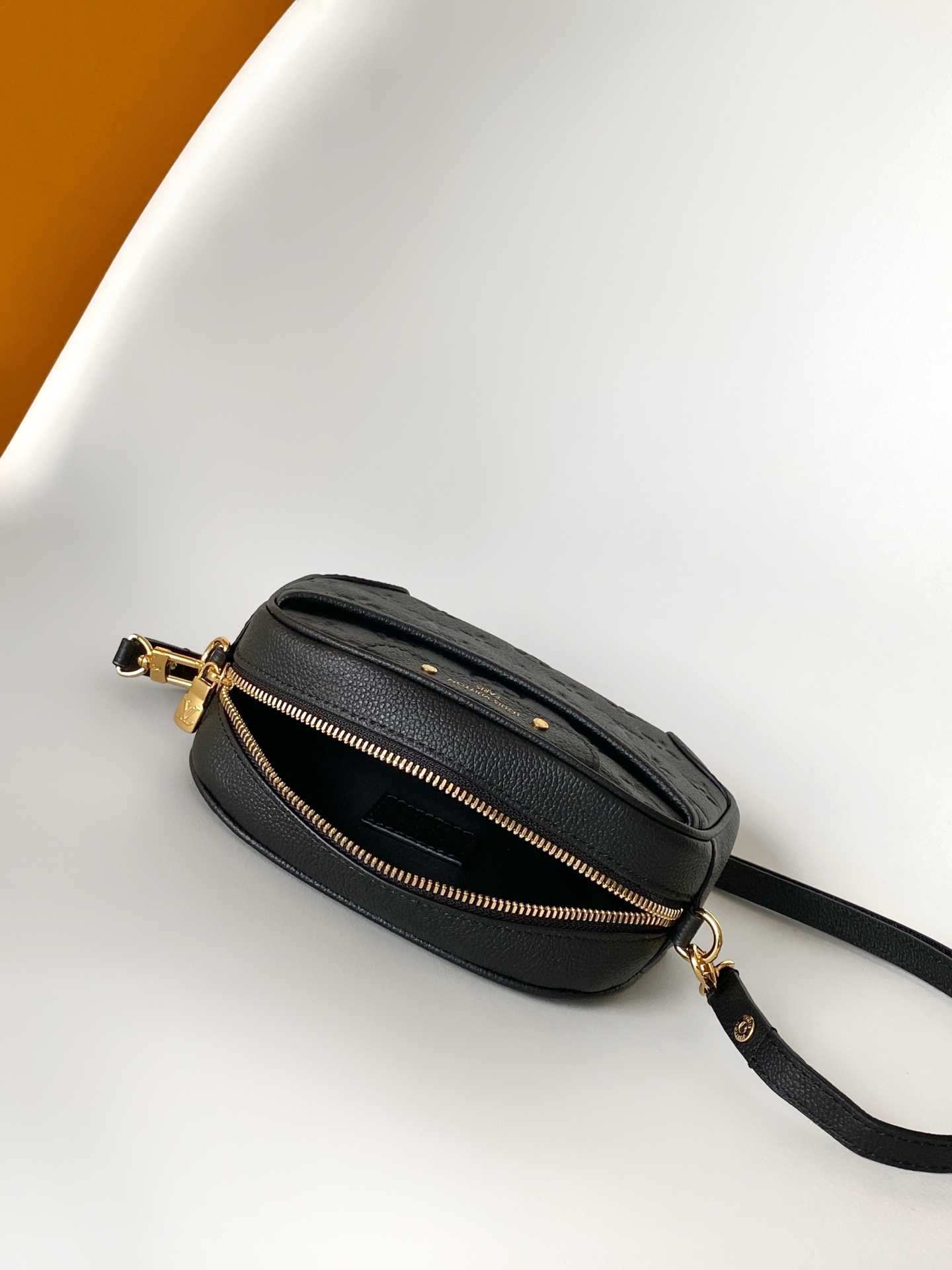 LV原單黑色壓花相機包 小巧百搭精品包｜歐美奢侈品精品推薦