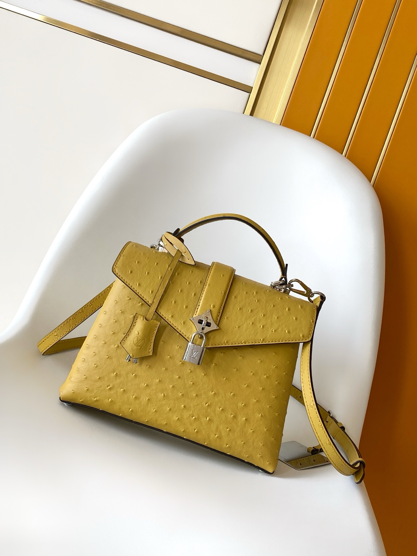 LV A貨黃鴕鳥皮小型手提包 鎖扣設計奢華亮眼