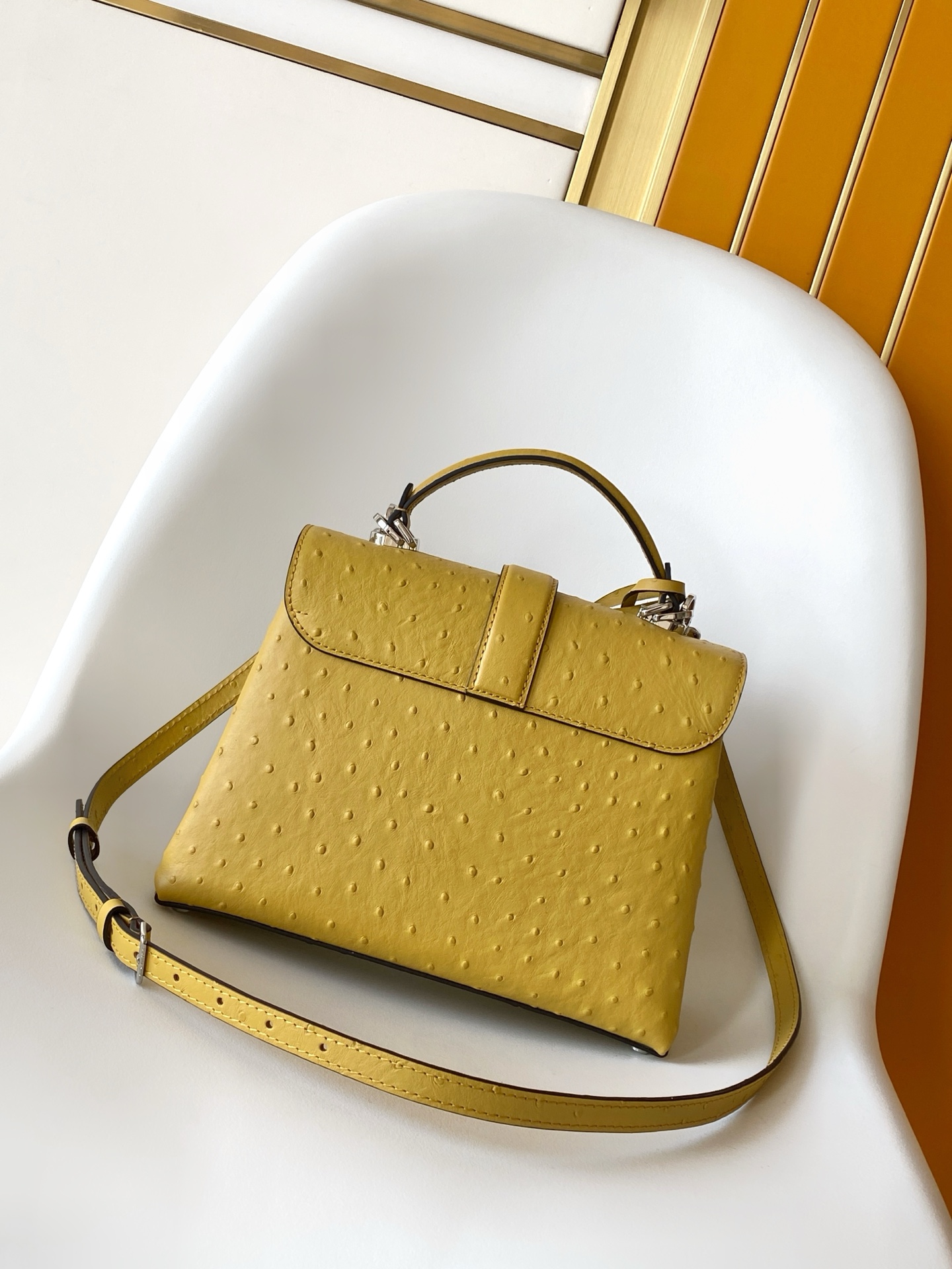 LV A貨黃鴕鳥皮小型手提包 鎖扣設計奢華亮眼｜歐美奢侈品精品推薦