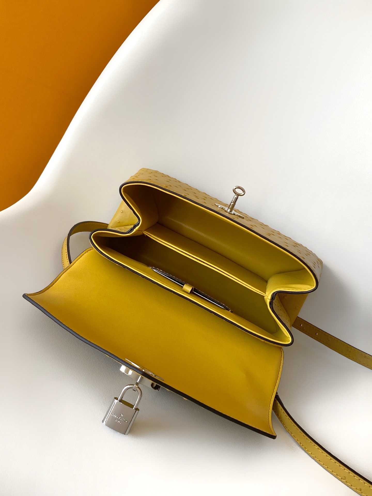 LV A貨黃鴕鳥皮小型手提包 鎖扣設計奢華亮眼｜歐美奢侈品精品推薦