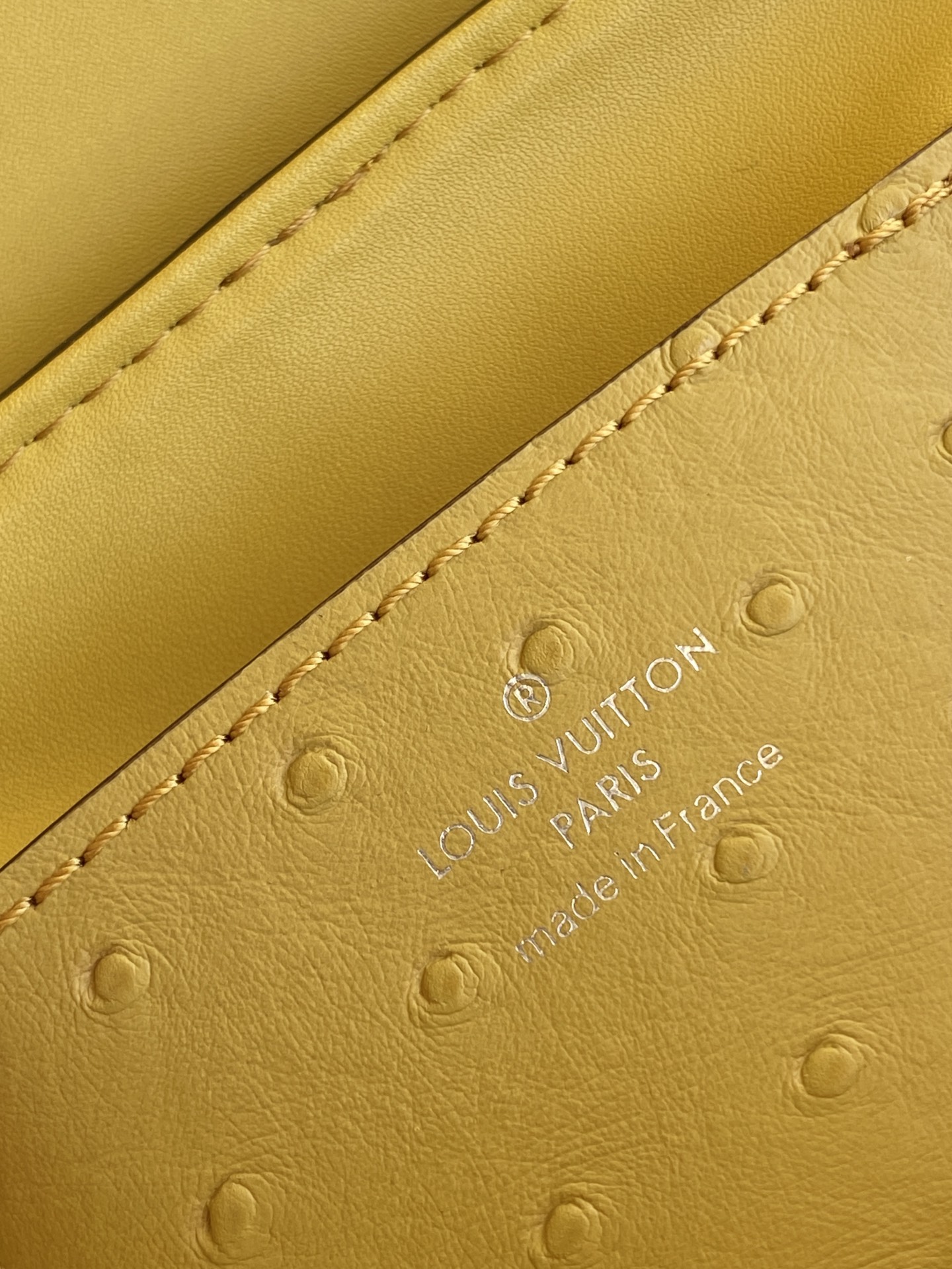 LV A貨黃鴕鳥皮小型手提包 鎖扣設計奢華亮眼｜歐美奢侈品精品推薦