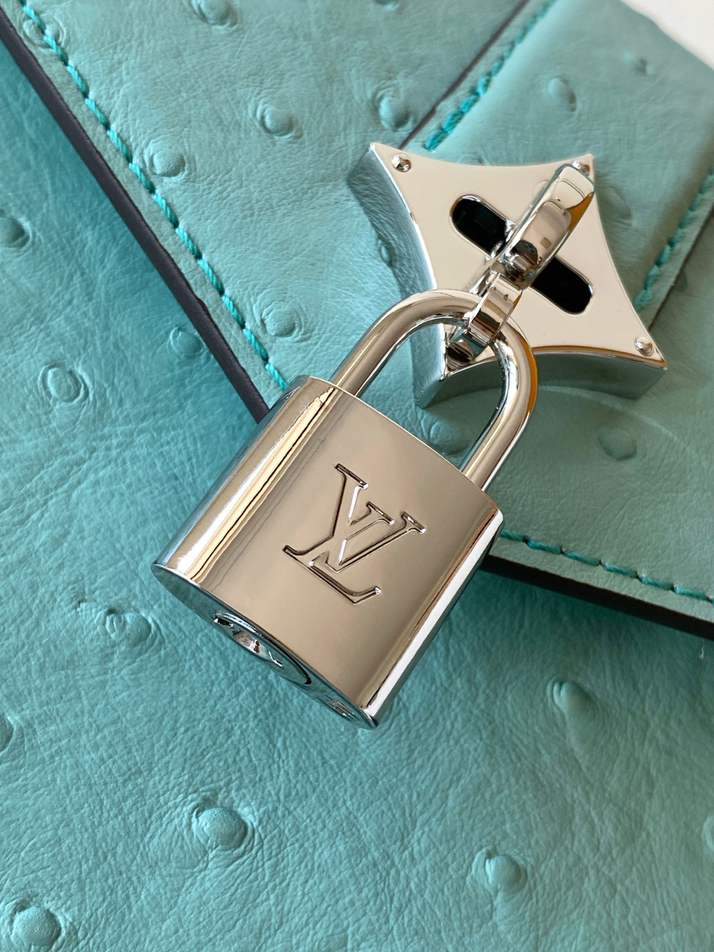 LV高仿湖水綠鴕鳥皮迷你包 甜美氣質新款｜歐美奢侈品精品推薦