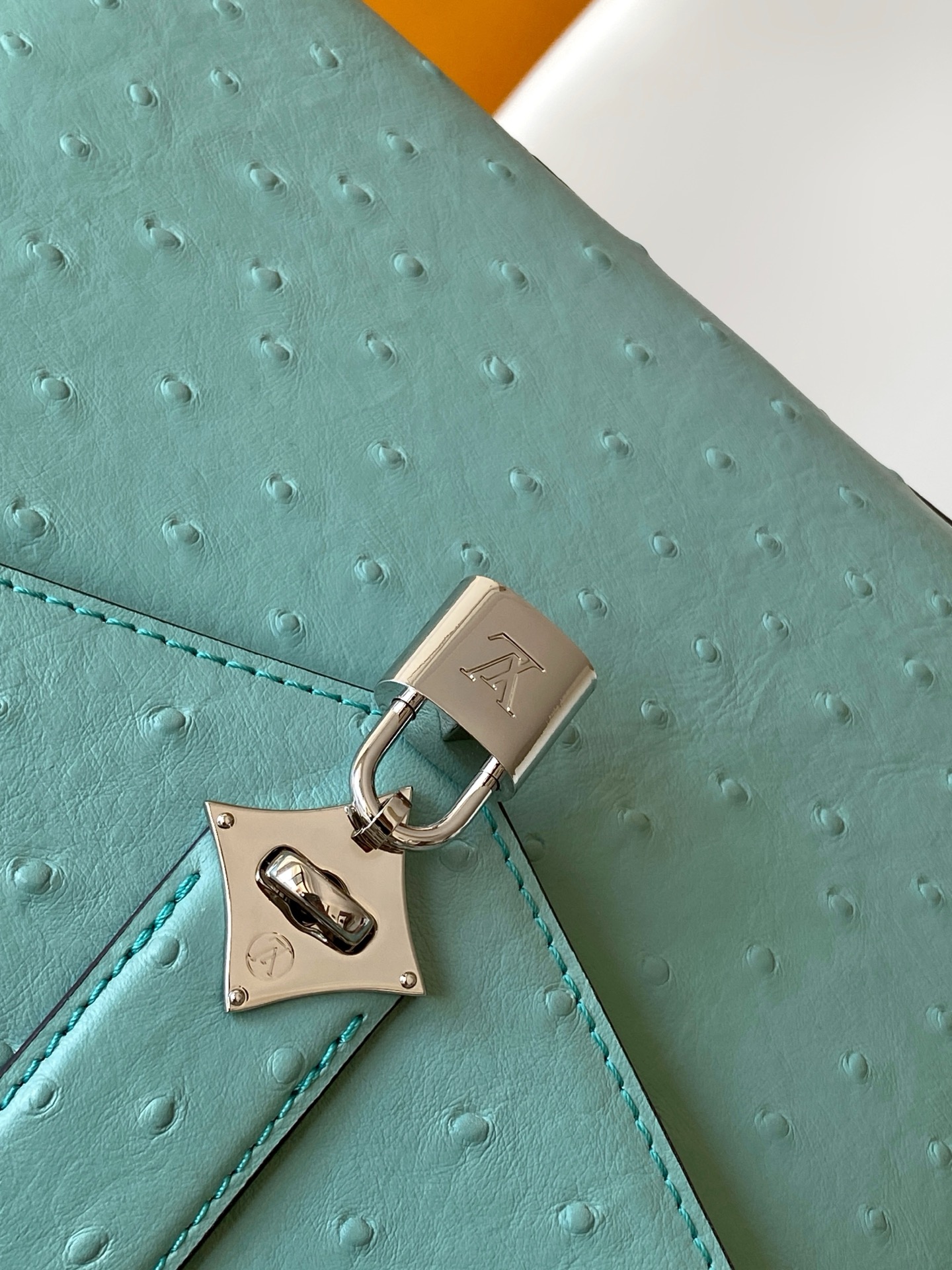 LV一比一湖水綠鴕鳥皮手提包 清新高雅小型鎖扣包｜歐美奢侈品精品推薦