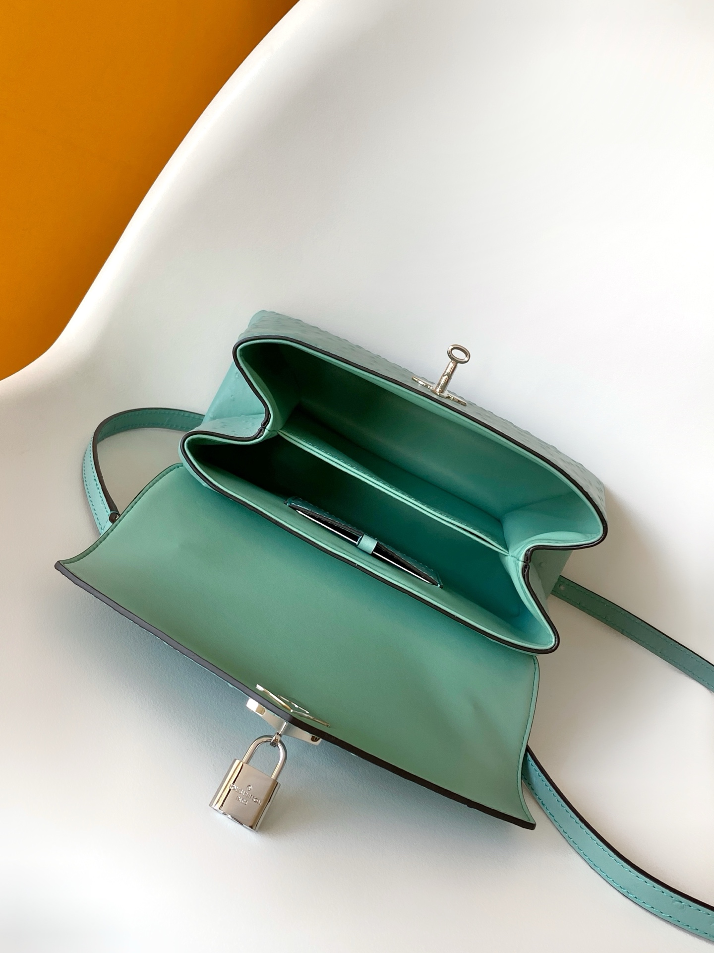 LV一比一湖水綠鴕鳥皮手提包 清新高雅小型鎖扣包｜歐美奢侈品精品推薦