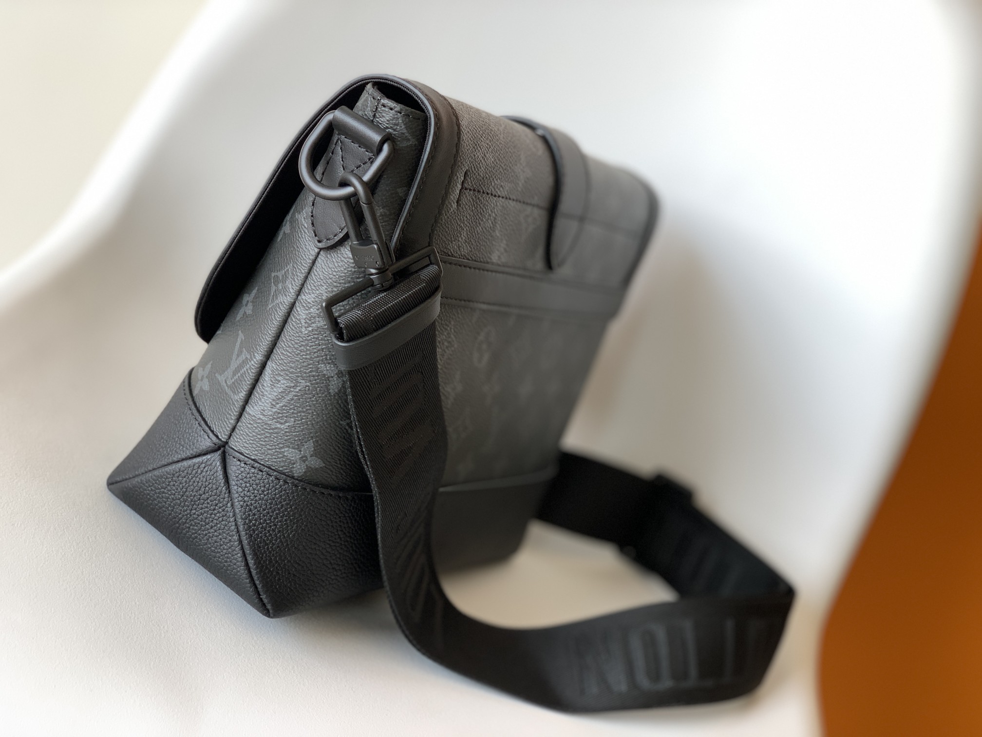 LV高仿黑灰Monogram郵差包 經典復刻都會款|超A仿原單精品圖片 14 LV高仿黑灰Monogram郵差包 經典復刻都會款|歐美奢侈品精品推薦