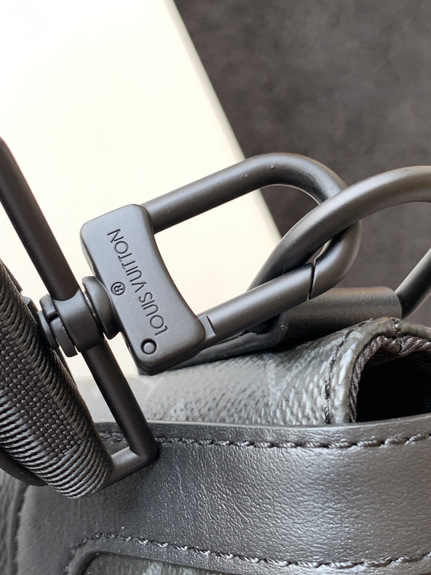 LV高仿黑灰Monogram郵差包 經典復刻都會款｜歐美奢侈品精品推薦