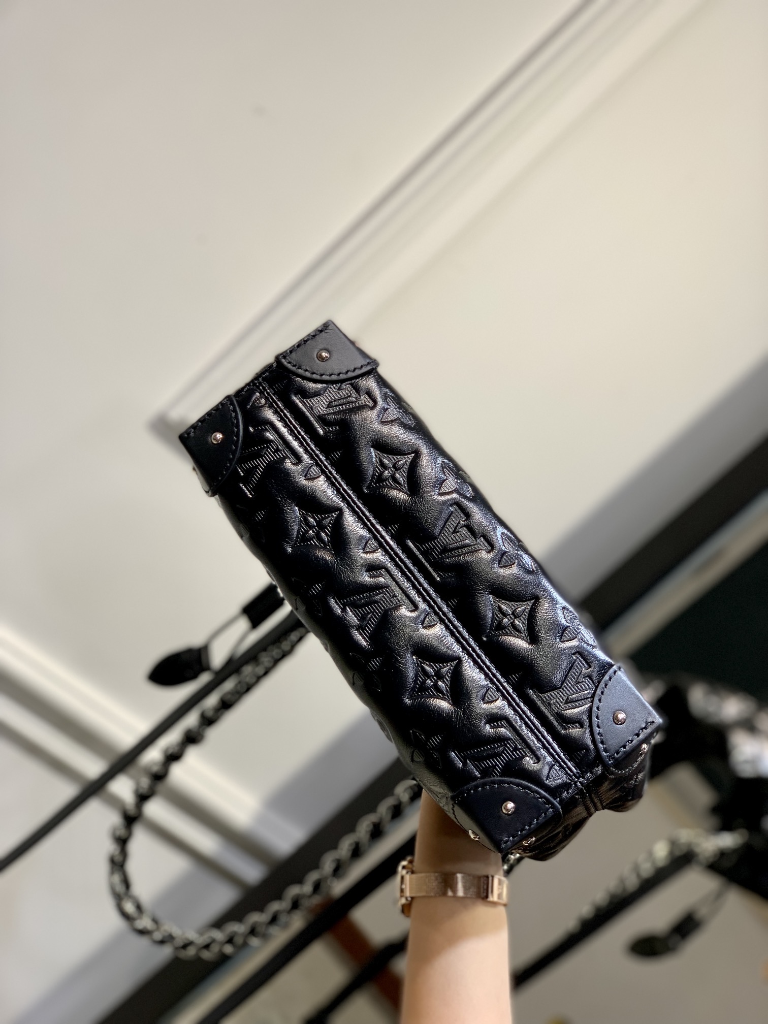 LV高仿Noé BB黑色壓紋水桶包 鏈條肩背造型奢華升級｜歐美奢侈品精品推薦