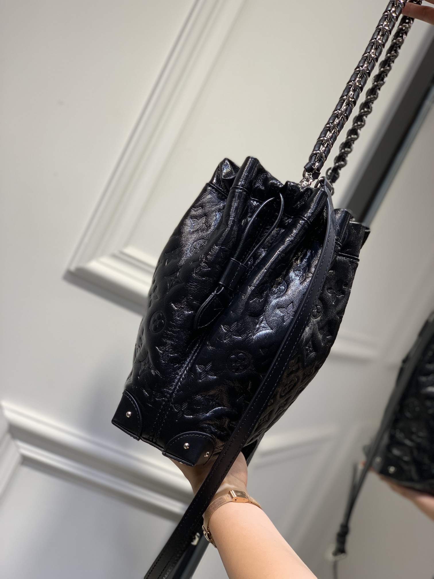 LV高仿Noé BB黑色壓紋水桶包 鏈條肩背造型奢華升級｜歐美奢侈品精品推薦