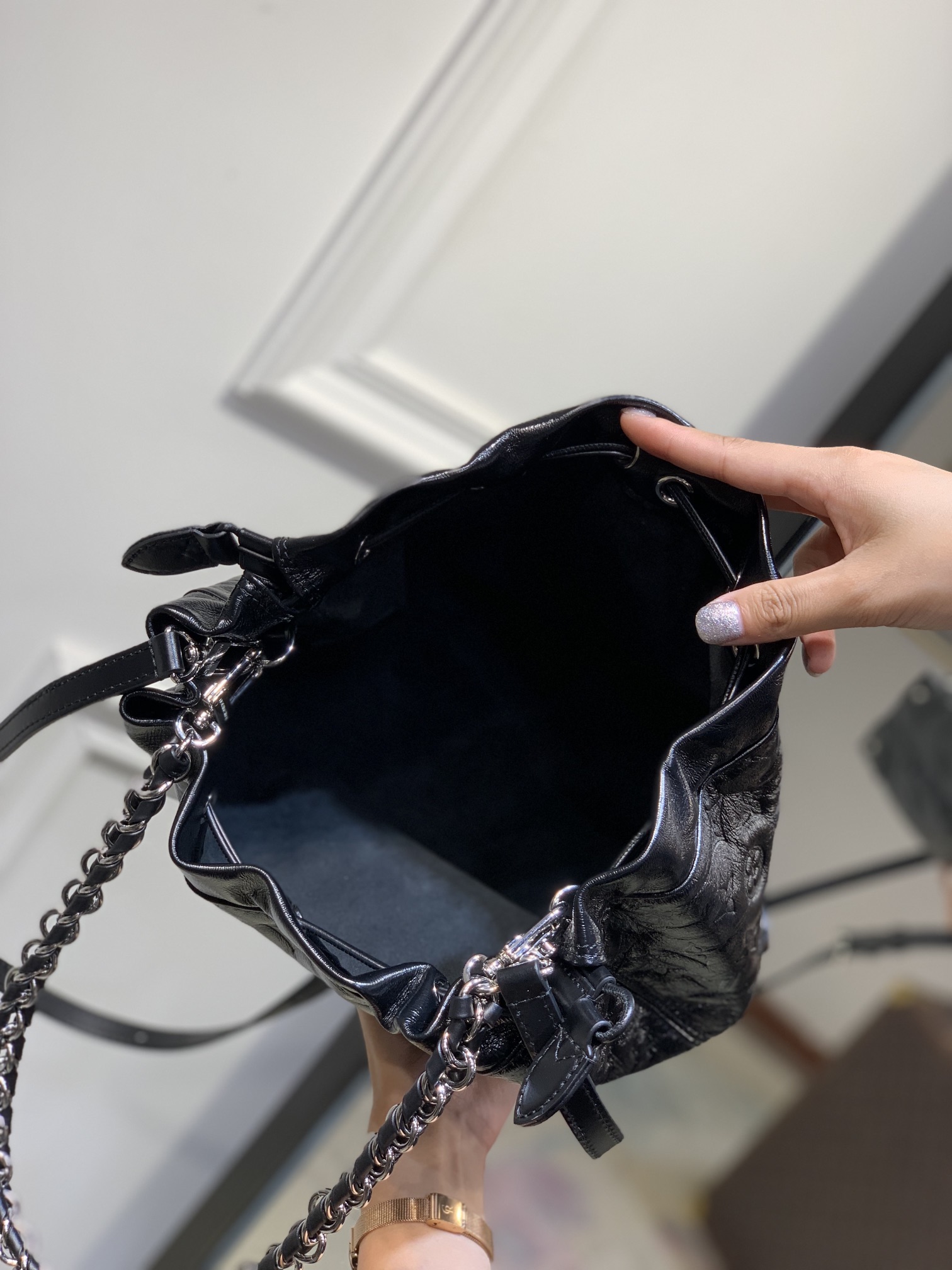 LV高仿Noé BB黑色壓紋水桶包 鏈條肩背造型奢華升級｜歐美奢侈品精品推薦