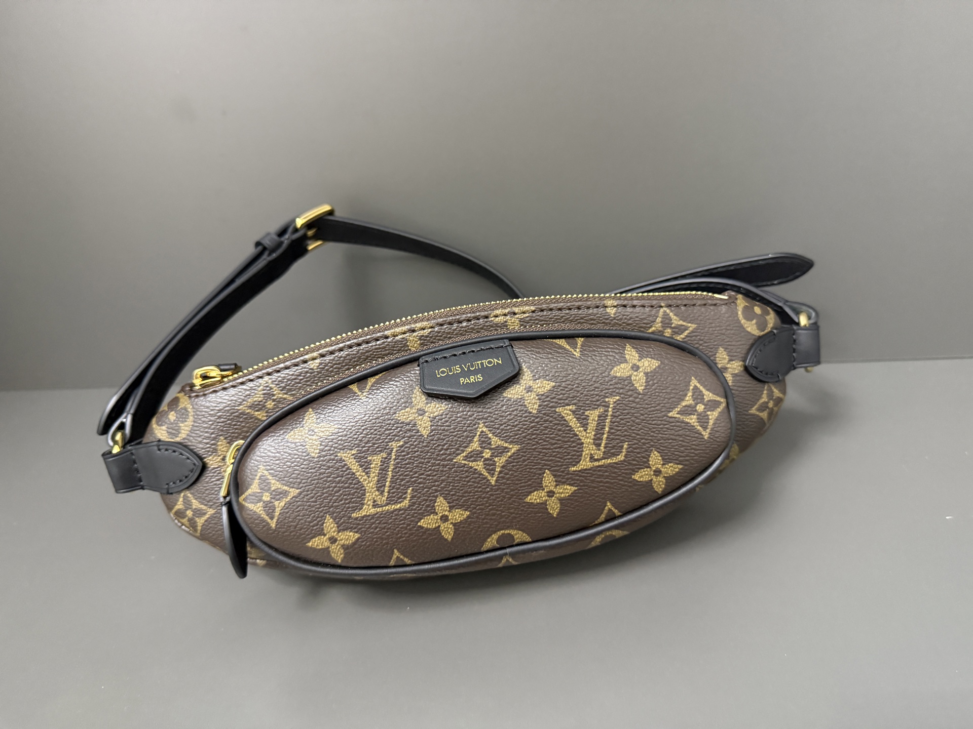 LV高仿Bumbag腰包 經典Monogram帆布設計 男女同款潮流包
