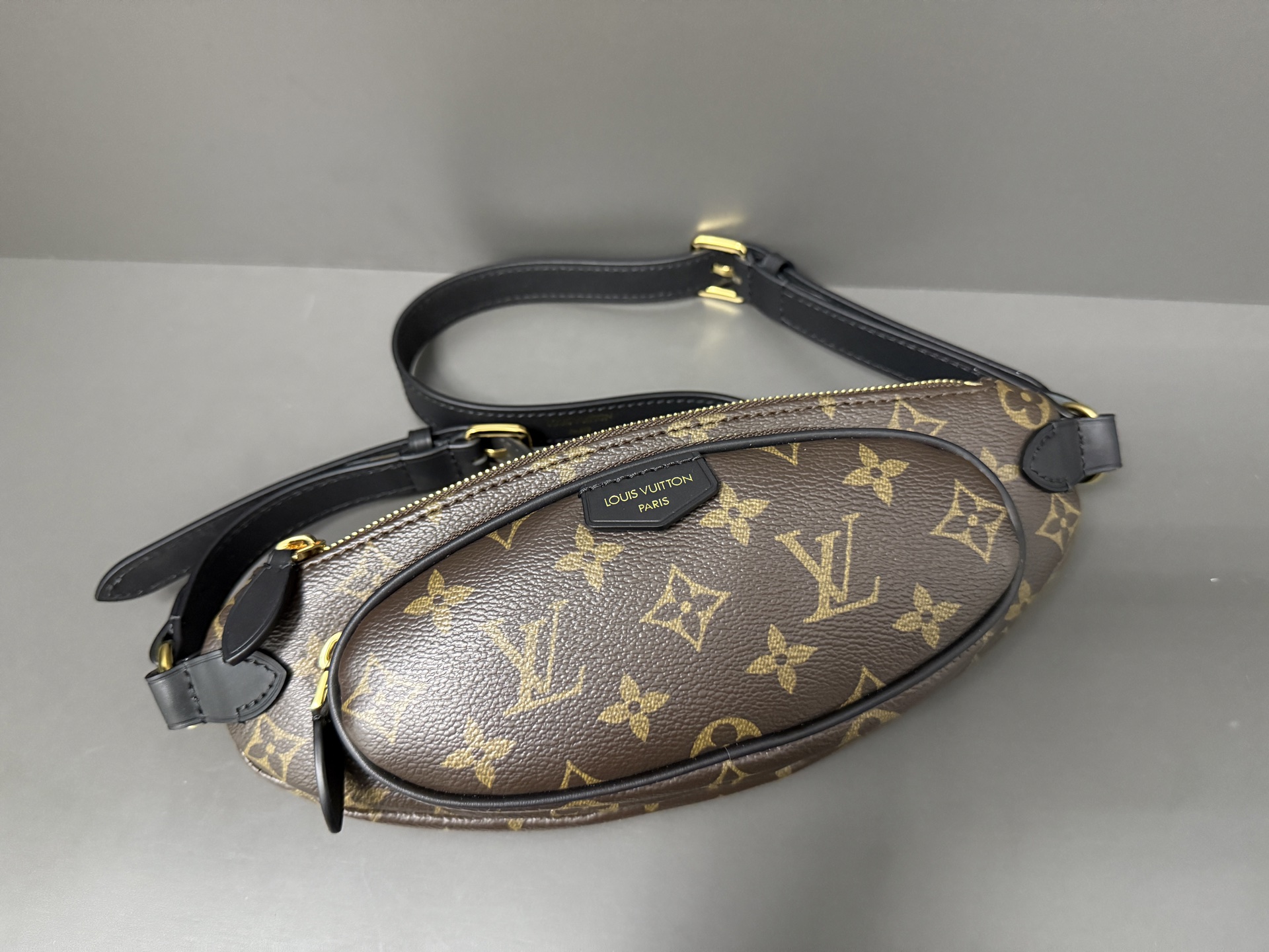 LV高仿Bumbag腰包 經典Monogram帆布設計 男女同款潮流包