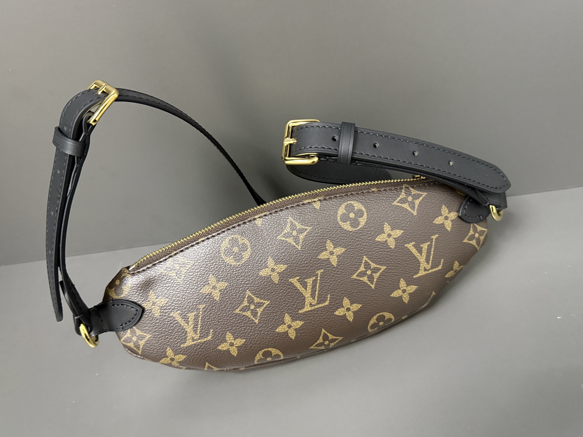 LV高仿Bumbag腰包 經典Monogram帆布設計 男女同款潮流包