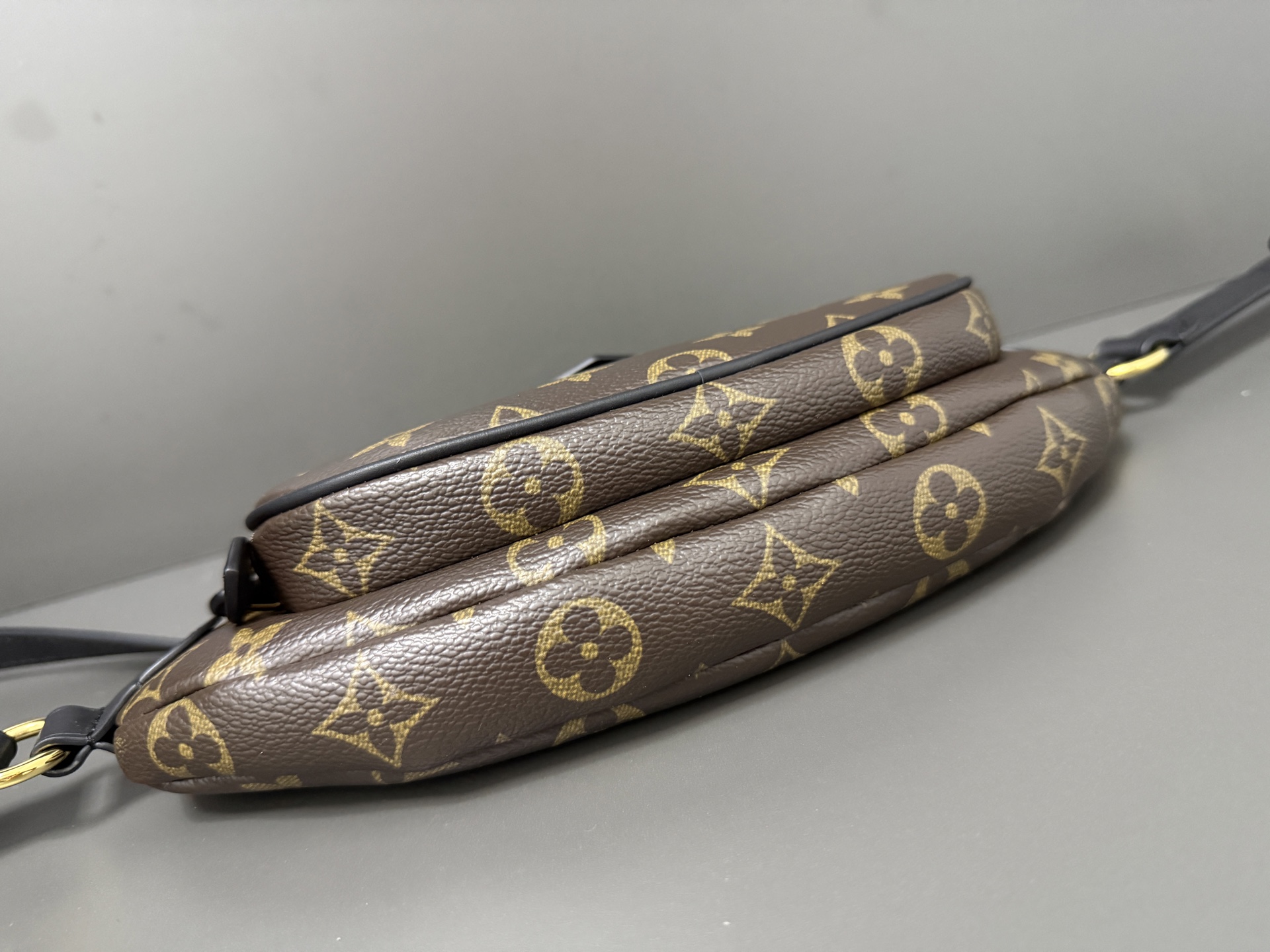 LV高仿Bumbag腰包 經典Monogram帆布設計 男女同款潮流包