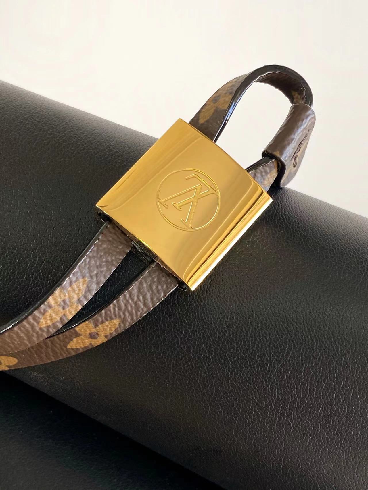 LV高仿LockMe桶包 黑色皮革與老花肩帶設計