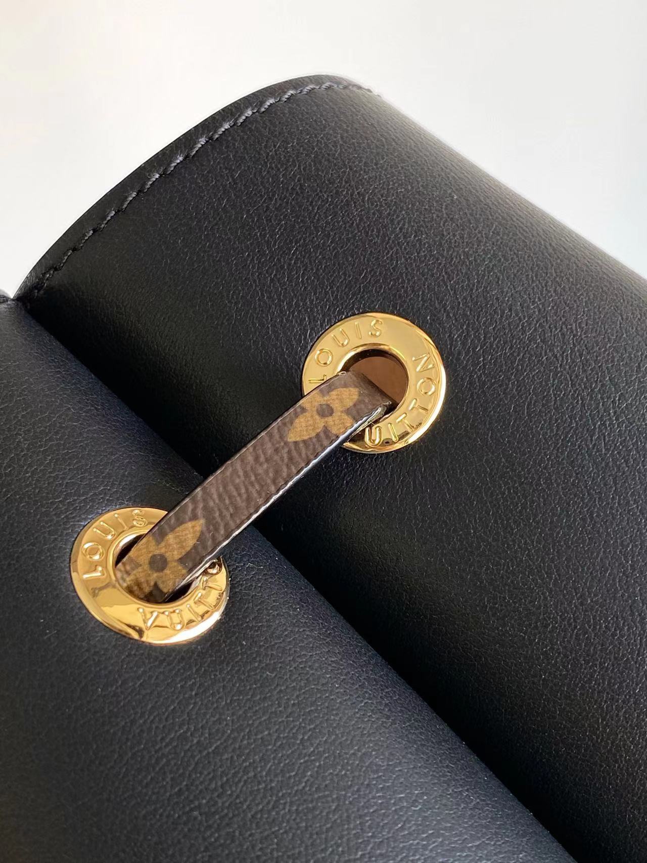 LV高仿LockMe桶包 黑色皮革與老花肩帶設計