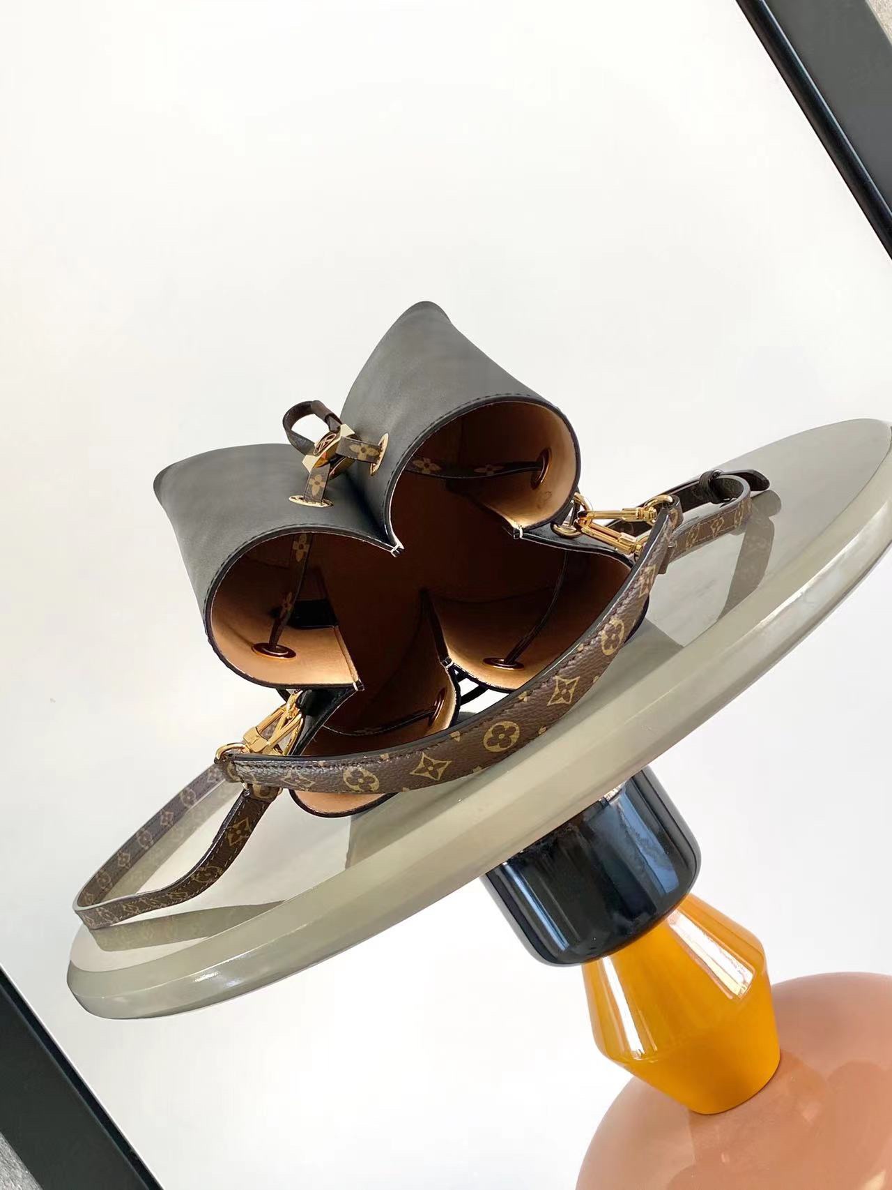 LV高仿LockMe桶包 黑色皮革與老花肩帶設計