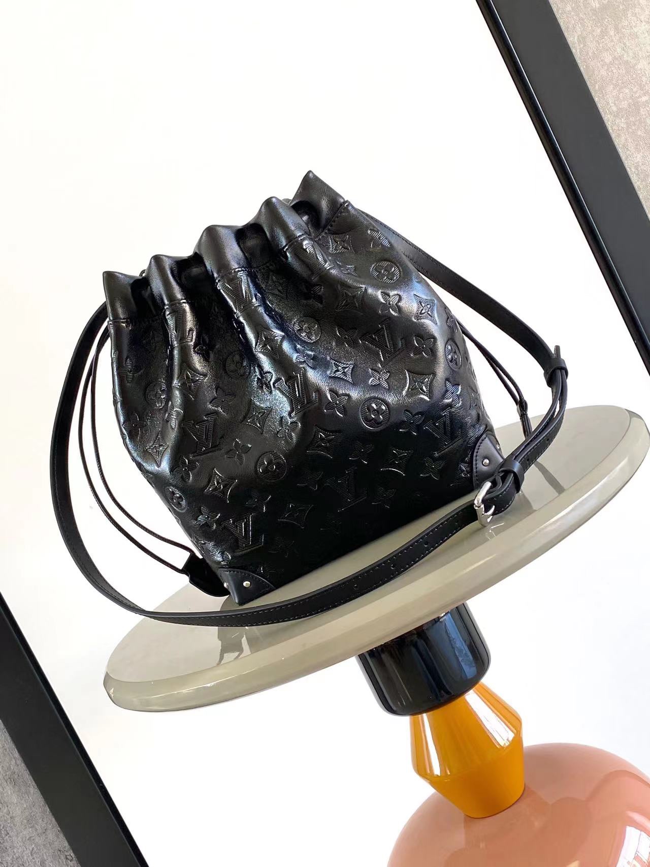 LV原單黑色壓花水桶包 銀鍊設計精品女包｜歐美奢侈品精品推薦