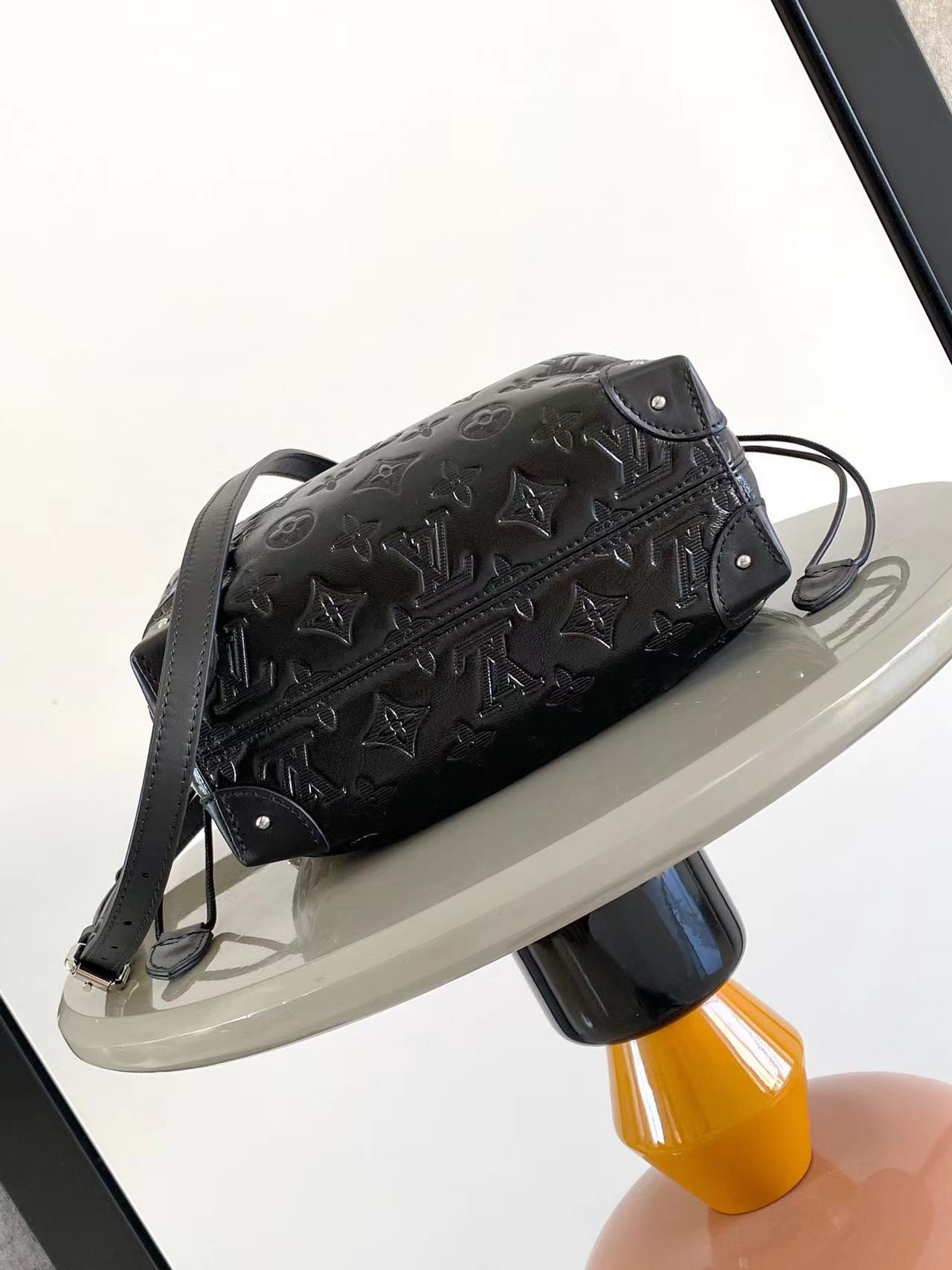 LV原單黑色壓花水桶包 銀鍊設計精品女包｜歐美奢侈品精品推薦