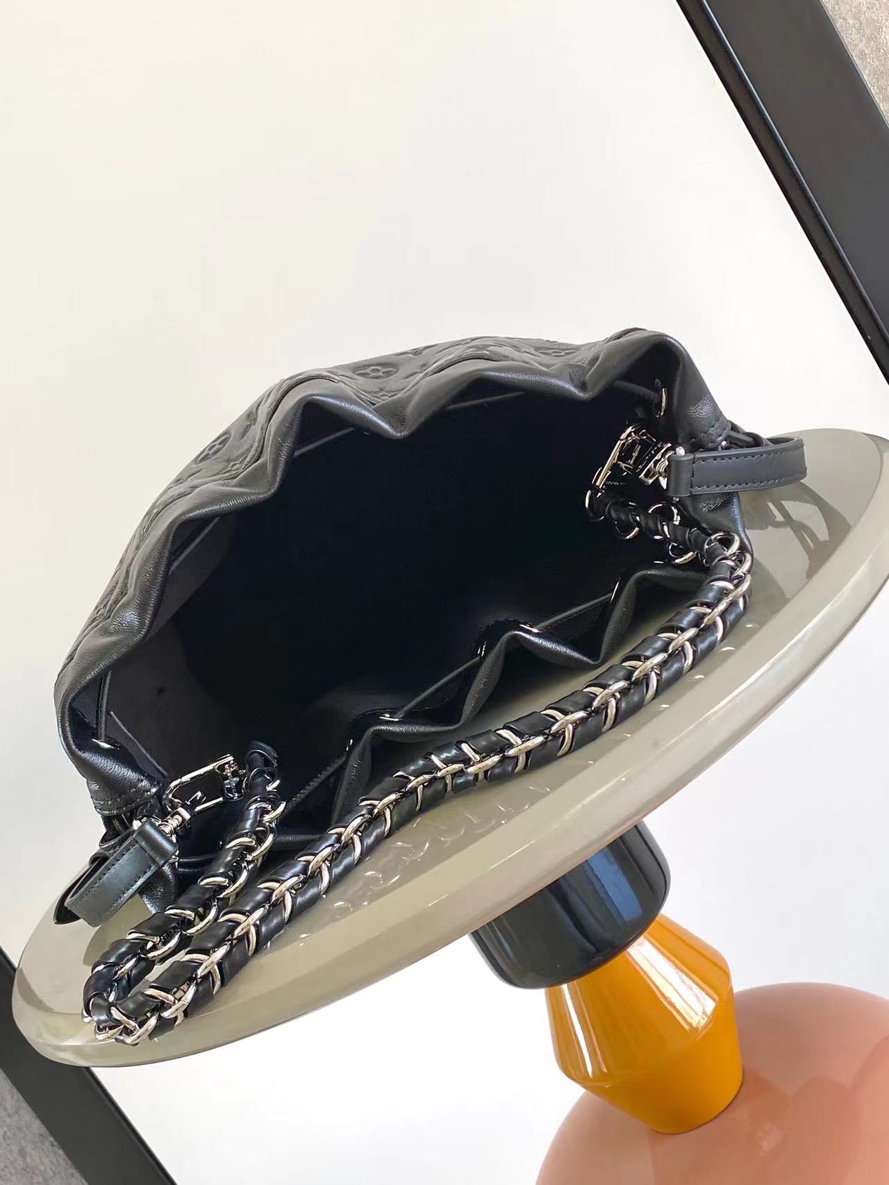 LV原單黑色壓花水桶包 銀鍊設計精品女包｜歐美奢侈品精品推薦