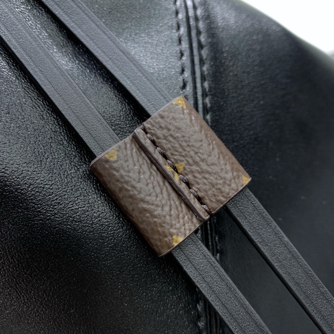 LV高仿LockMe Drawstring大號黑色皮革水桶包 女士精品｜歐美奢侈品精品推薦