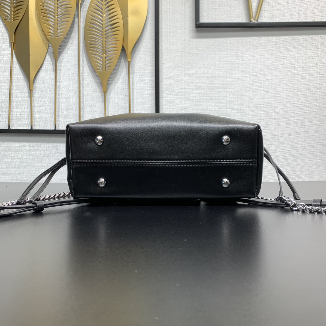 LV原單LockMe BB黑色皮革手提包 銀鏈造型精品｜歐美奢侈品精品推薦