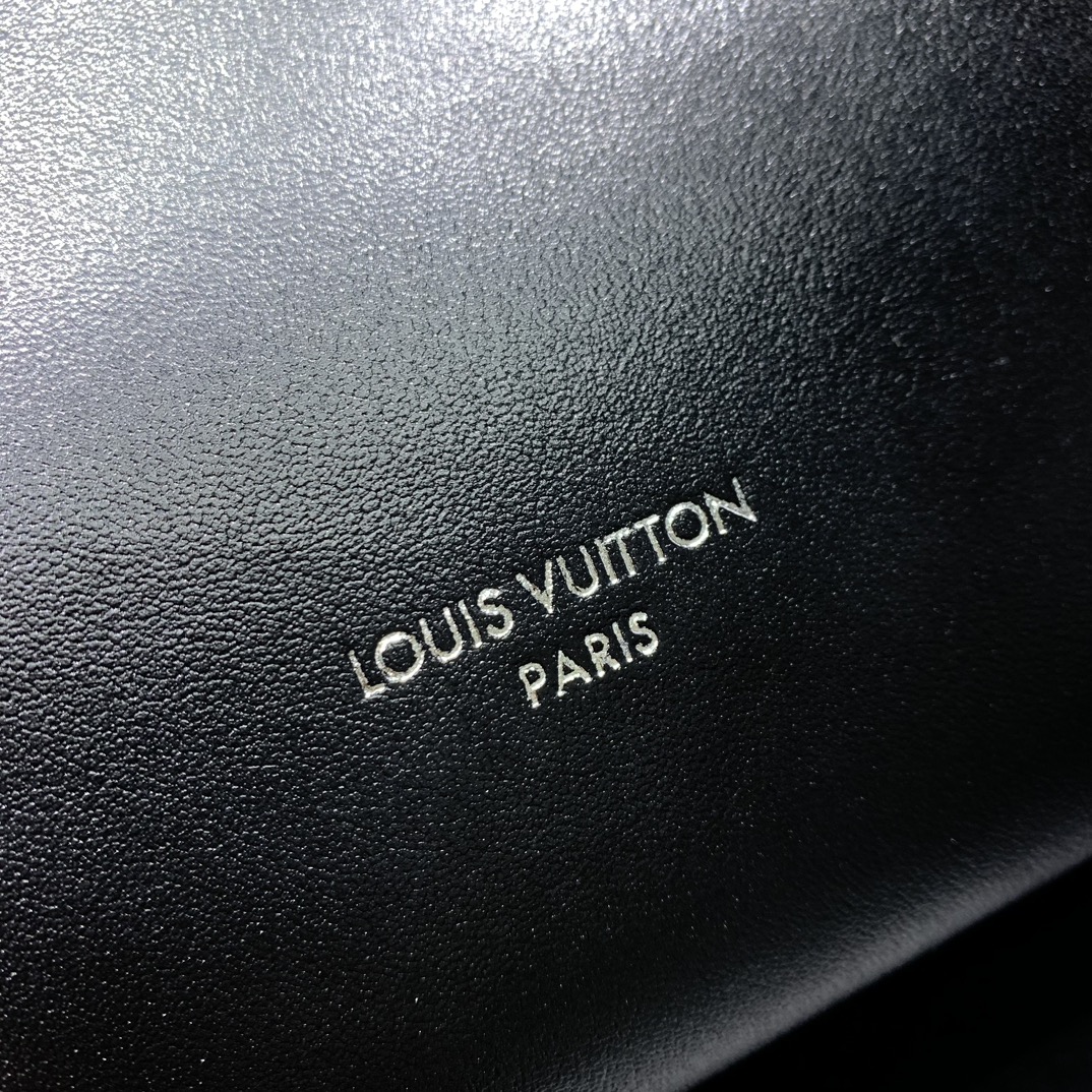 LV原單LockMe BB黑色皮革手提包 銀鏈造型精品｜歐美奢侈品精品推薦