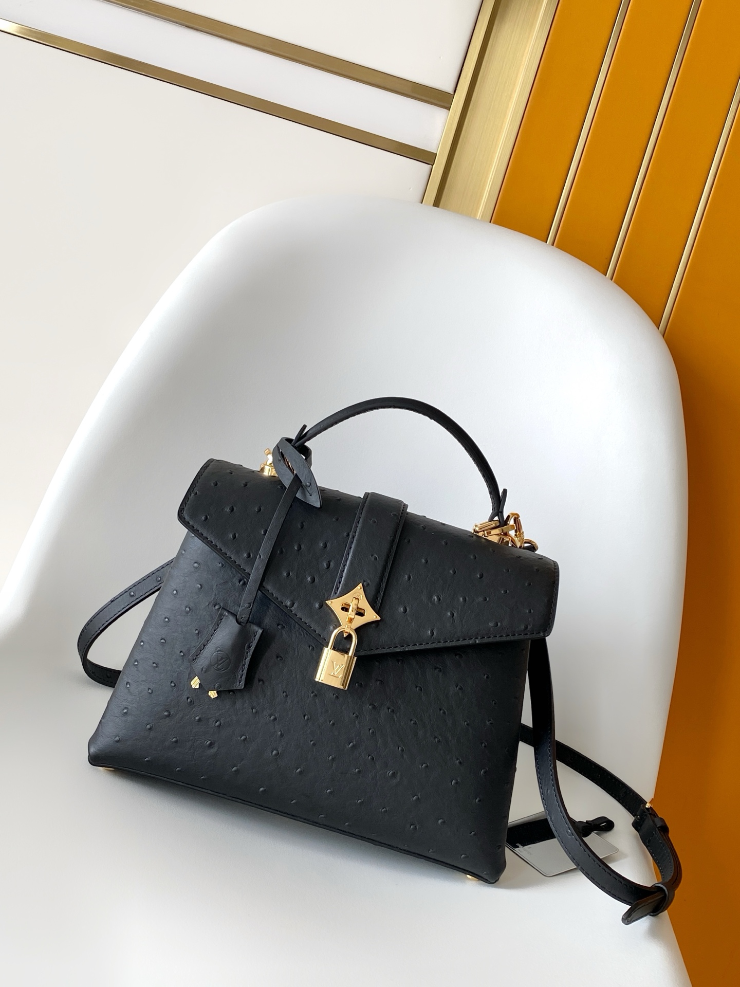 LV一比一鴕鳥紋黑色鎖頭手提包 經典百搭款
