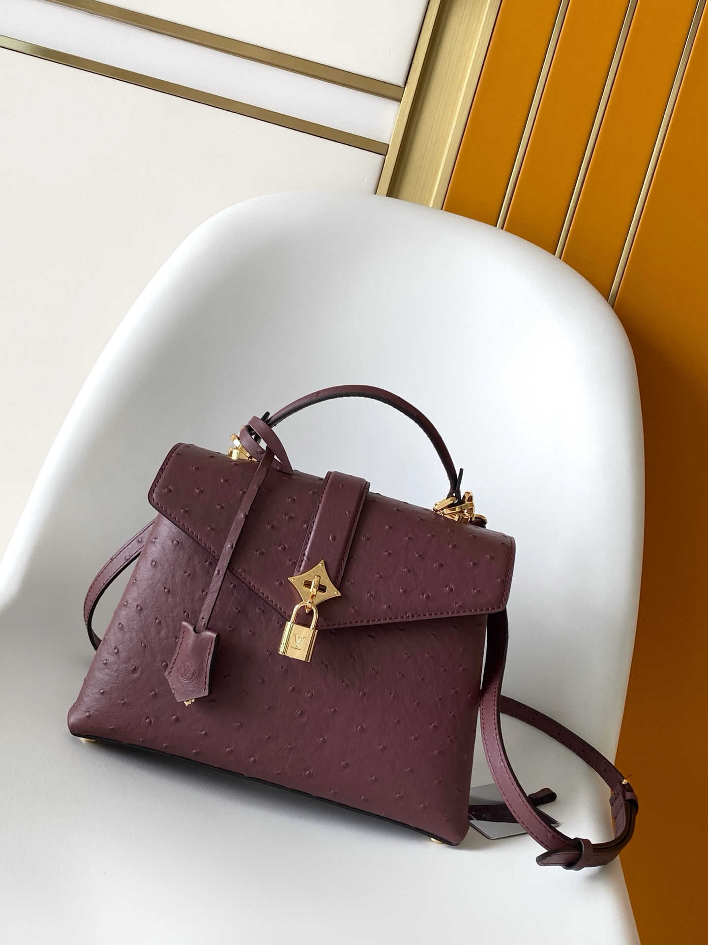 LV高仿鴕鳥紋酒紅色鎖頭手提包 經典奢華設計