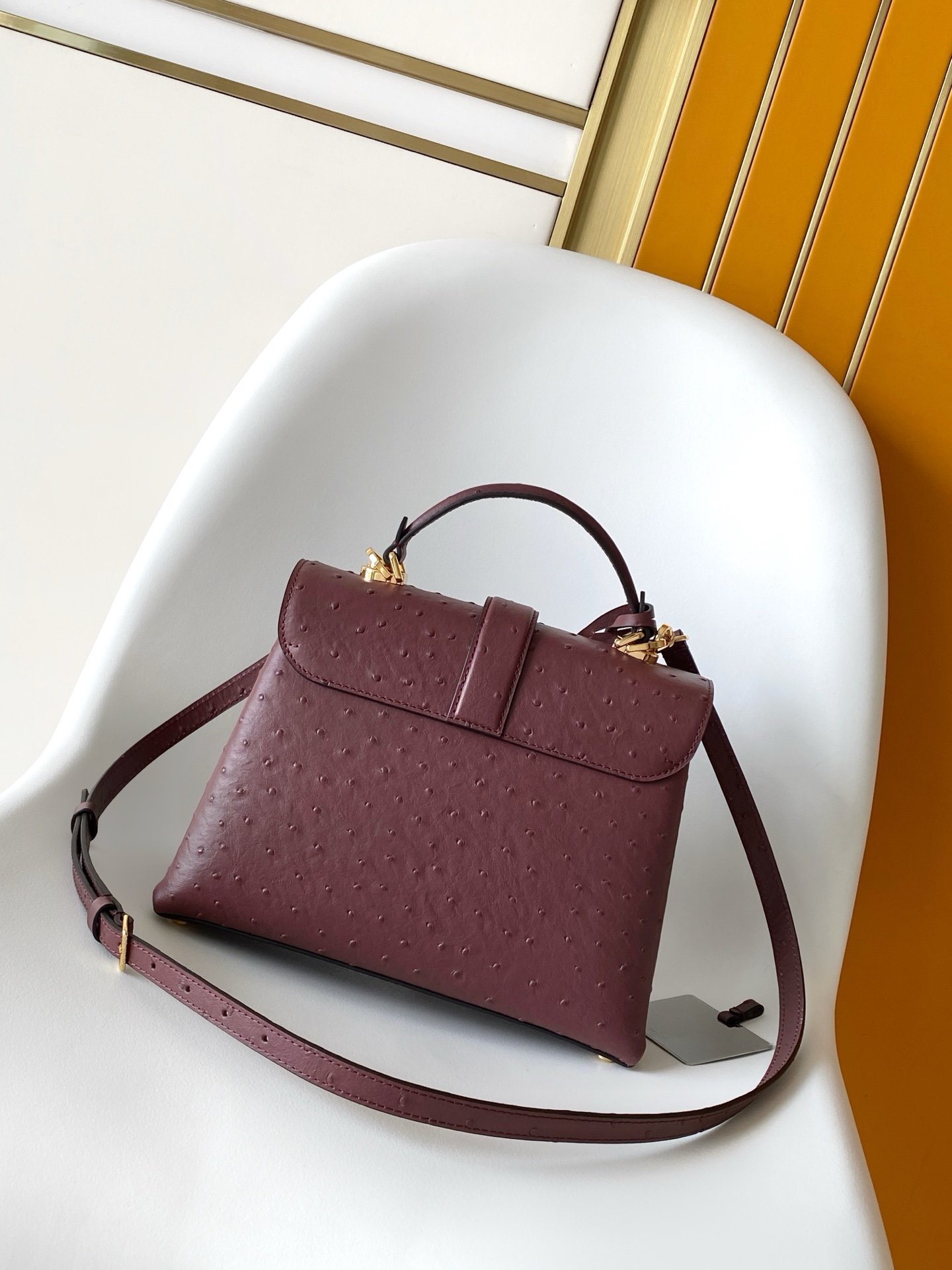 LV高仿鴕鳥紋酒紅色鎖頭手提包 經典奢華設計｜歐美奢侈品精品推薦