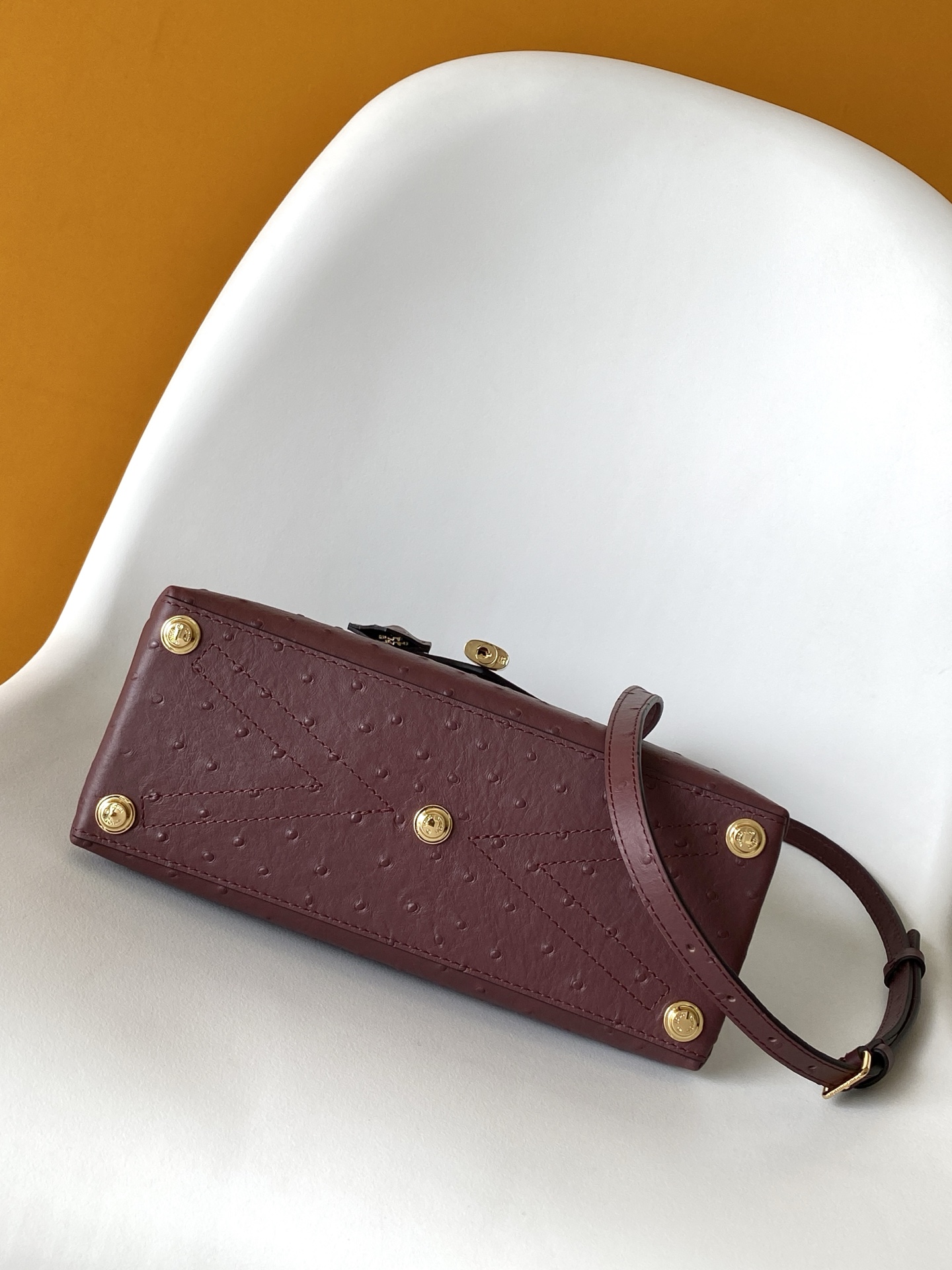 LV高仿鴕鳥紋酒紅色鎖頭手提包 經典奢華設計｜歐美奢侈品精品推薦