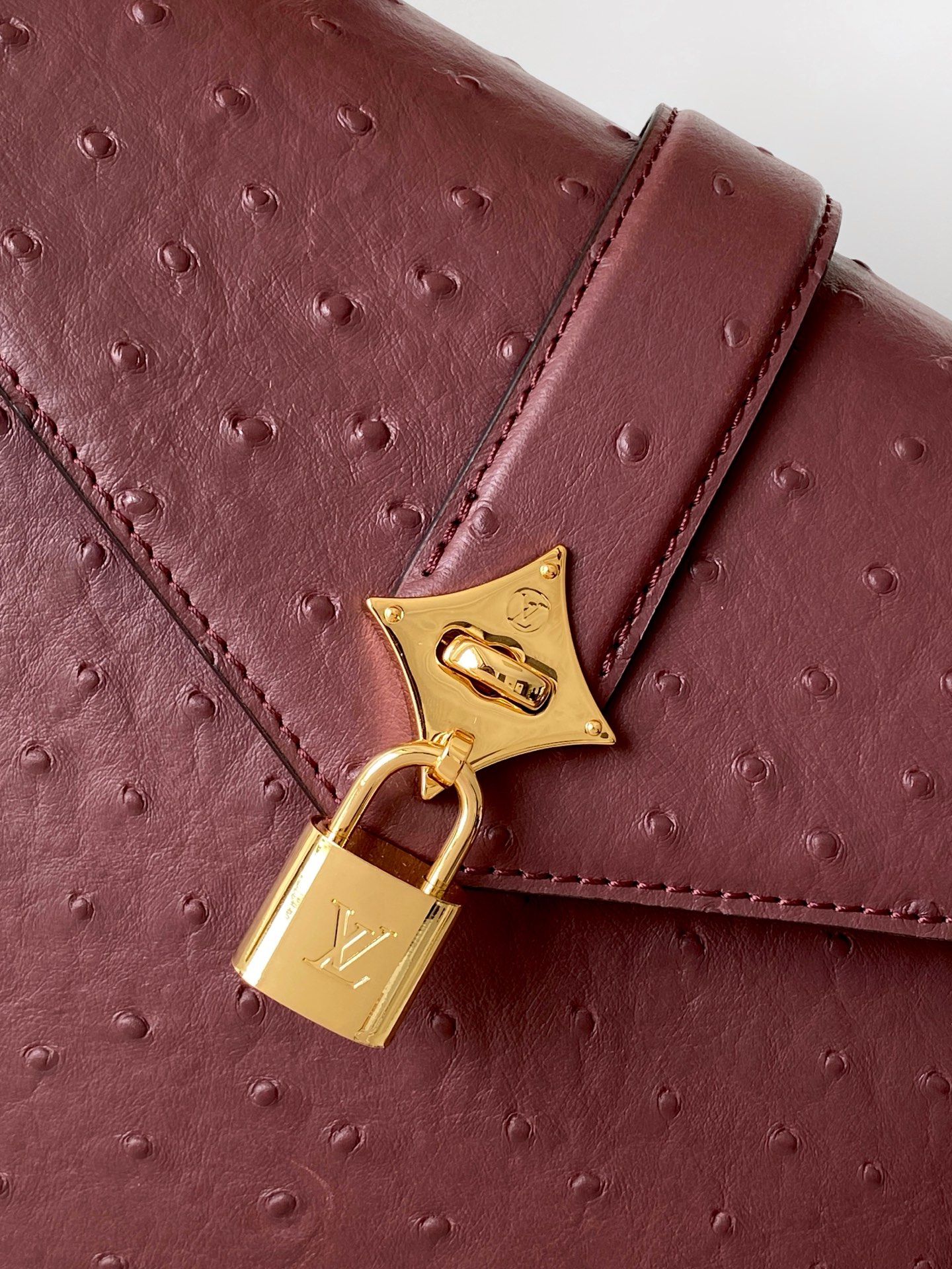 LV高仿鴕鳥紋酒紅色鎖頭手提包 經典奢華設計｜歐美奢侈品精品推薦