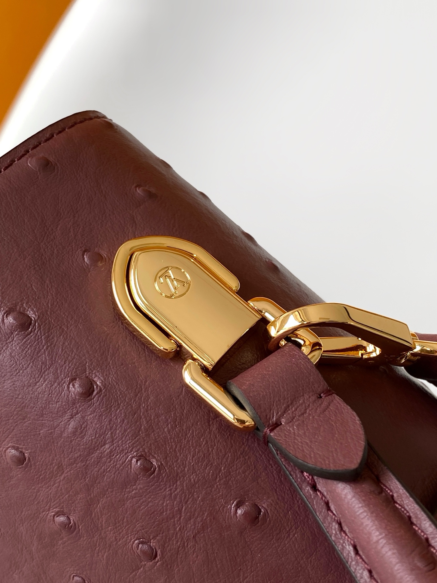 LV高仿鴕鳥紋酒紅色鎖頭手提包 經典奢華設計｜歐美奢侈品精品推薦