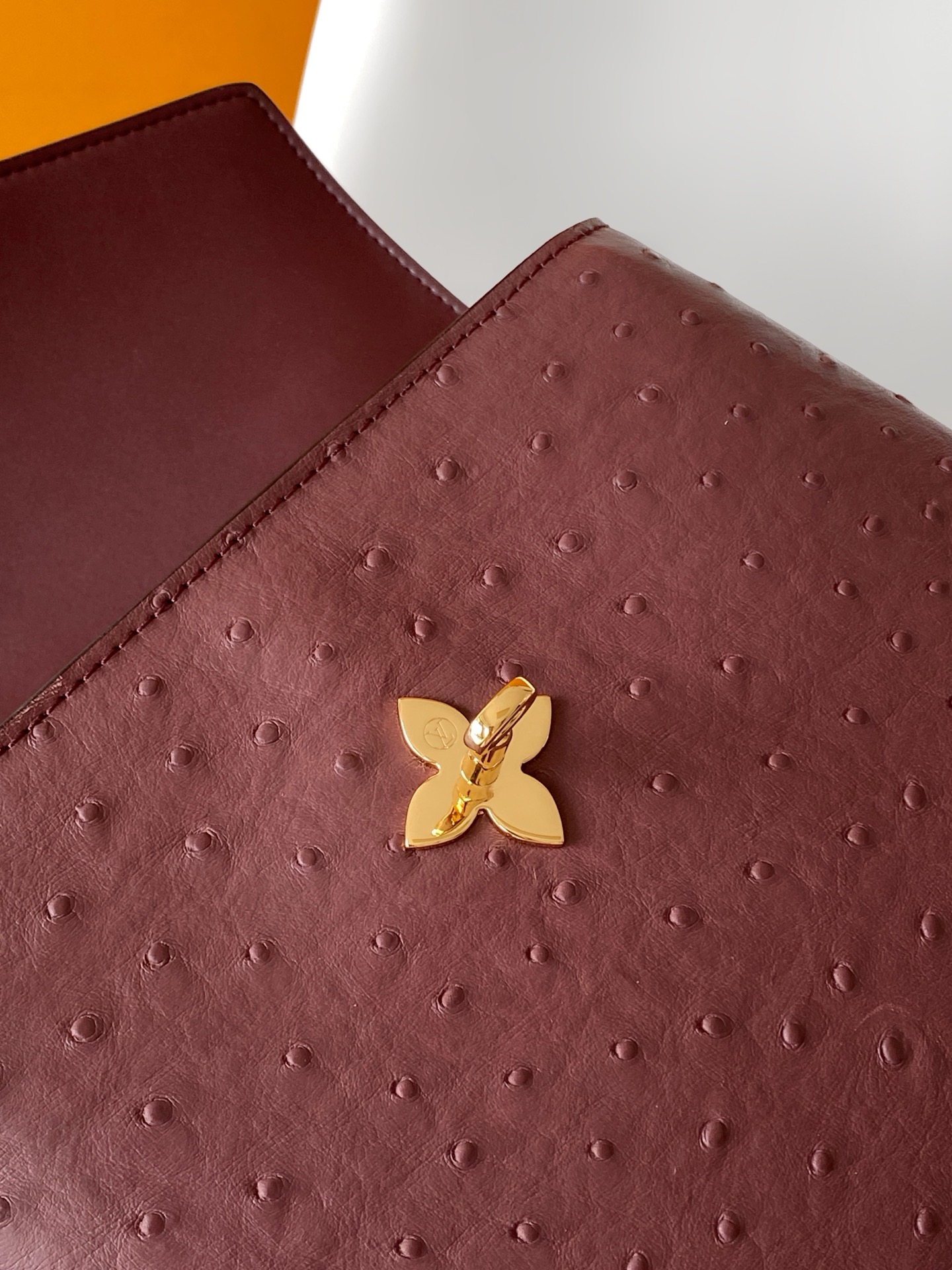 LV高仿鴕鳥紋酒紅色鎖頭手提包 經典奢華設計｜歐美奢侈品精品推薦