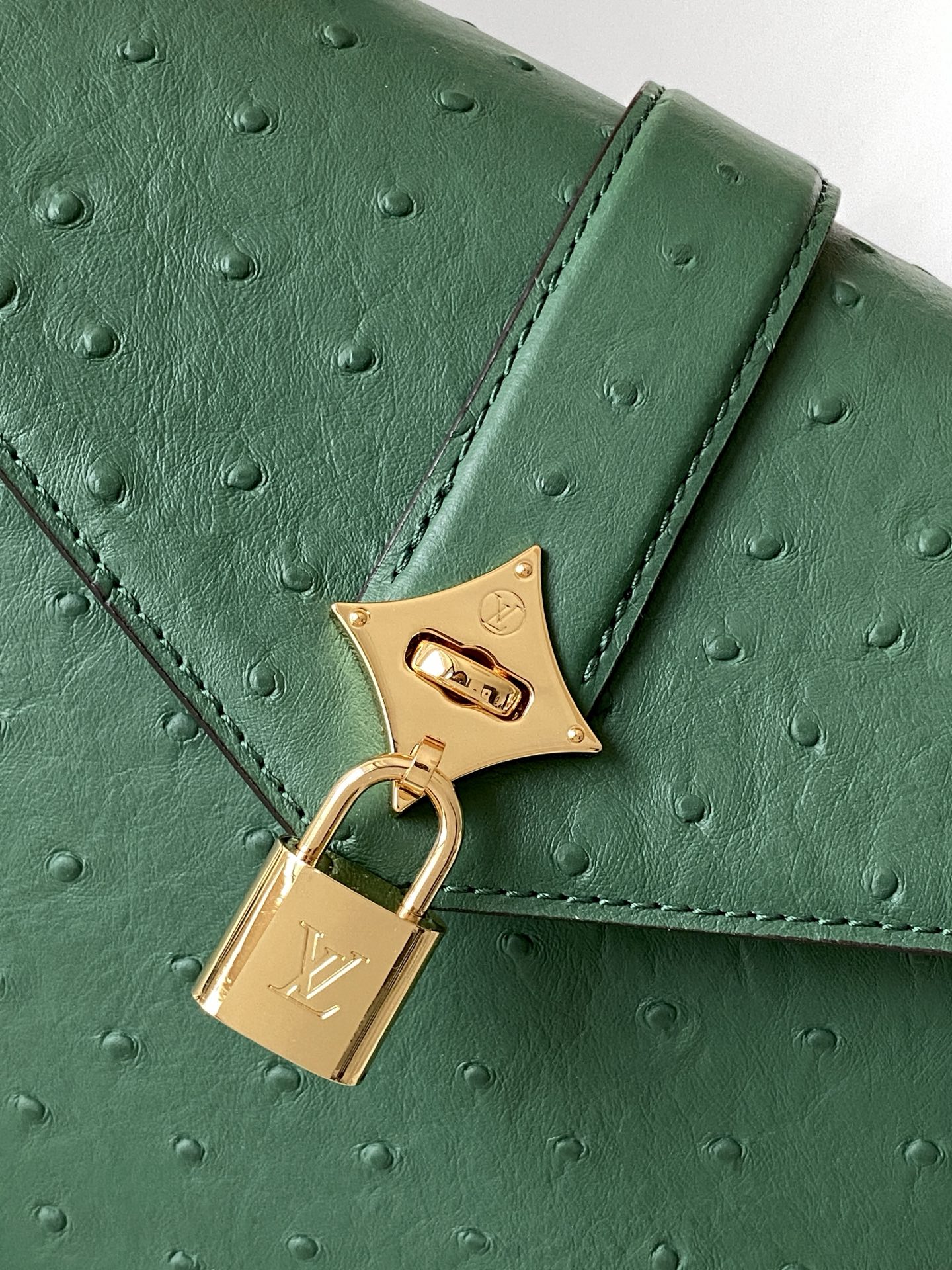 LV高仿鴕鳥紋綠色鎖頭手提包 奢華時尚氣質款｜歐美奢侈品精品推薦