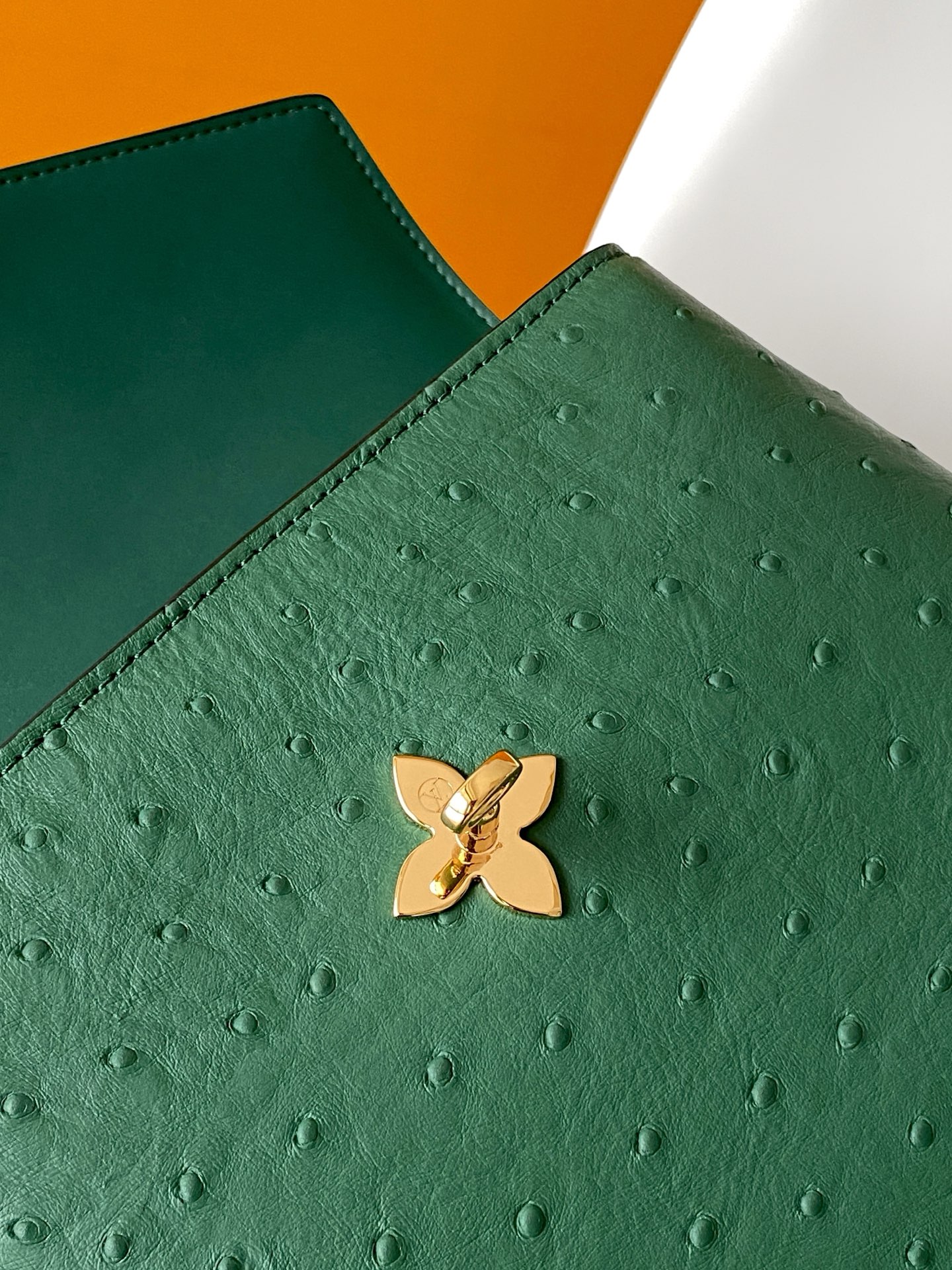 LV高仿鴕鳥紋綠色鎖頭手提包 奢華時尚氣質款｜歐美奢侈品精品推薦