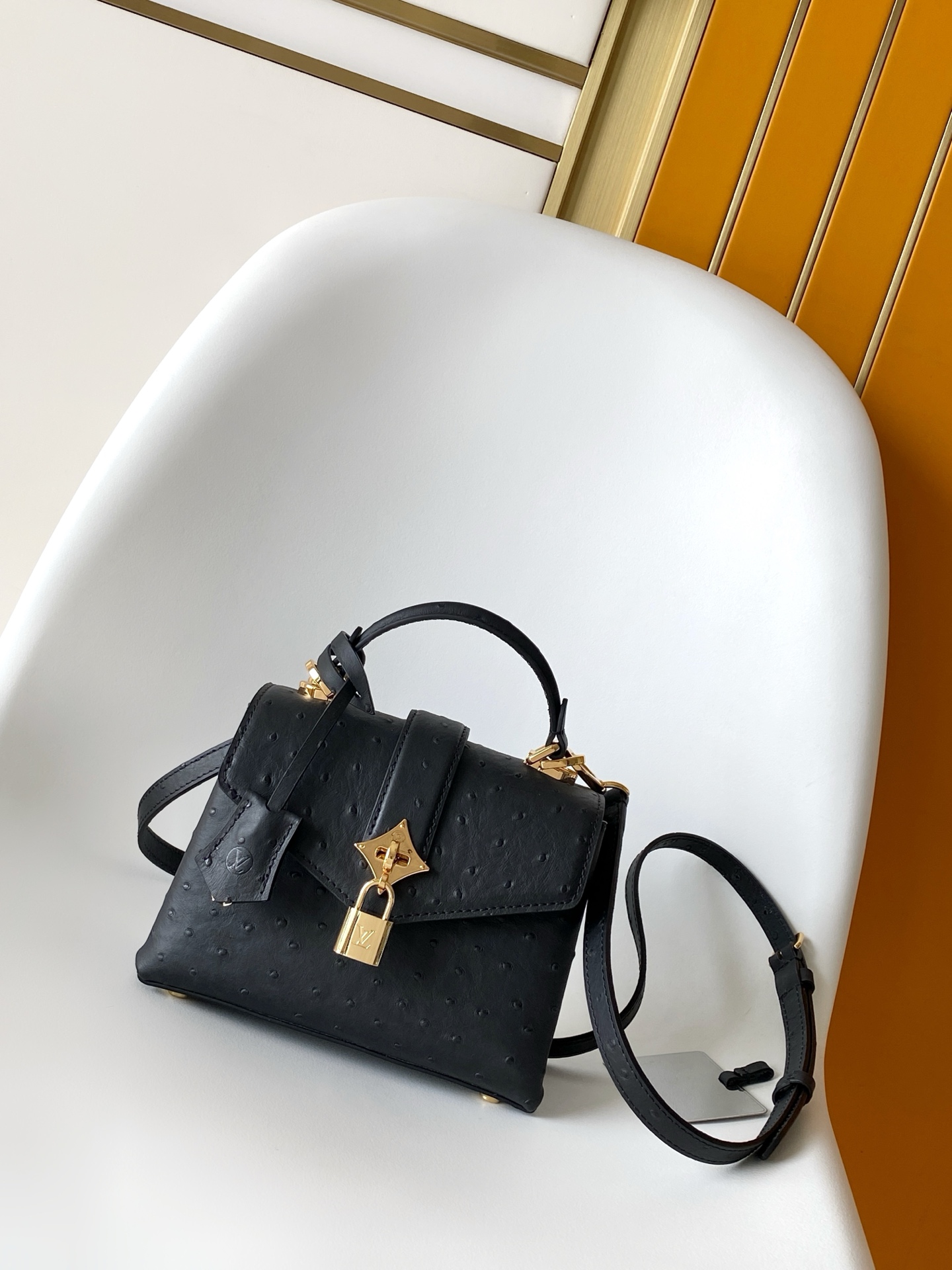 LV高仿迷你黑色鴕鳥紋鎖頭包 經典百搭款