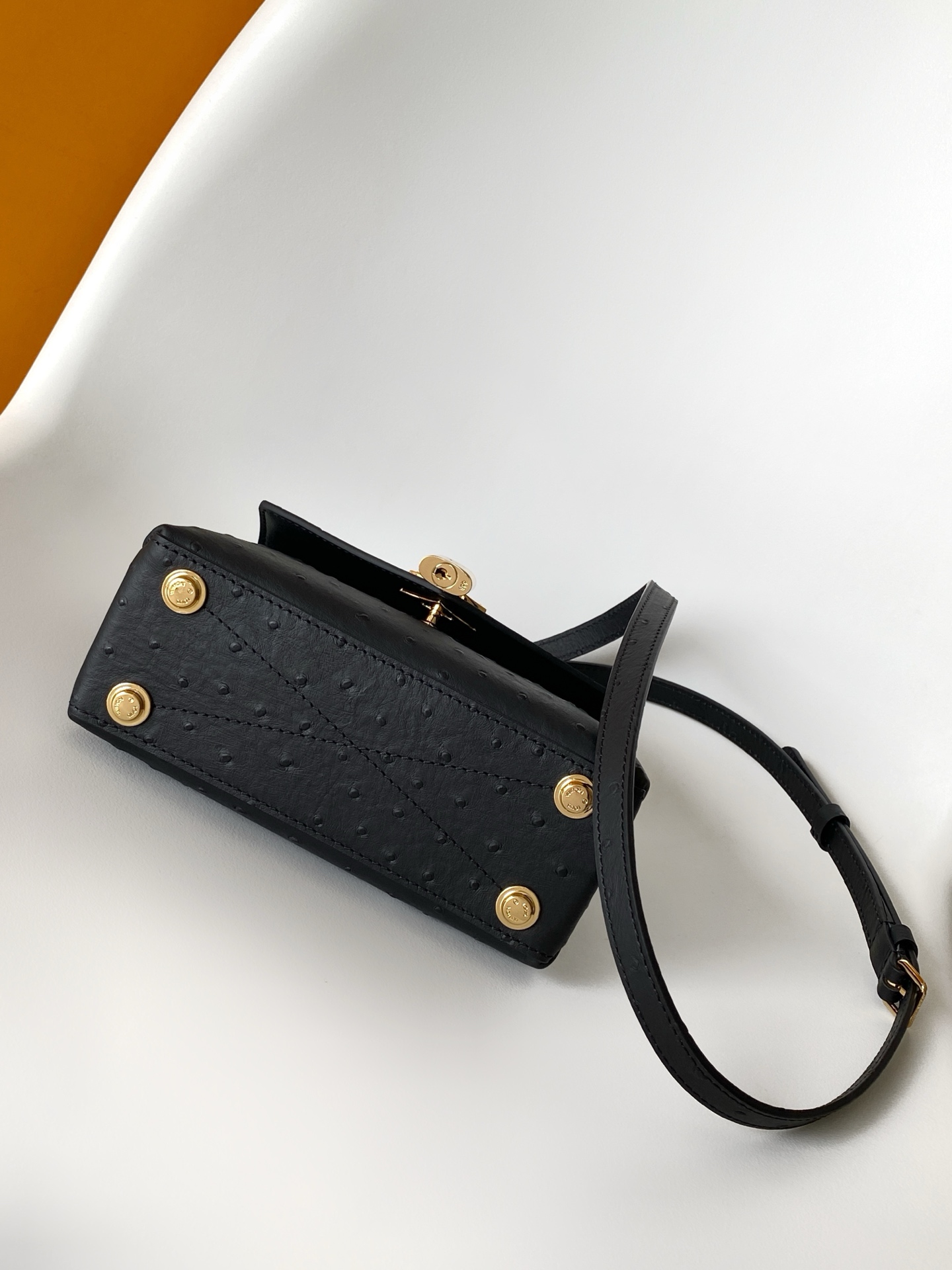 LV高仿迷你黑色鴕鳥紋鎖頭包 經典百搭款｜歐美奢侈品精品推薦