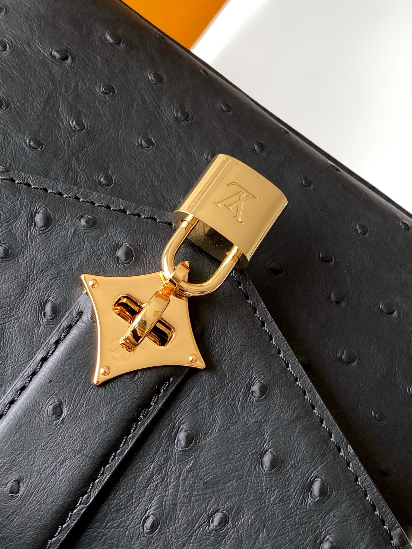 LV高仿迷你黑色鴕鳥紋鎖頭包 經典百搭款｜歐美奢侈品精品推薦